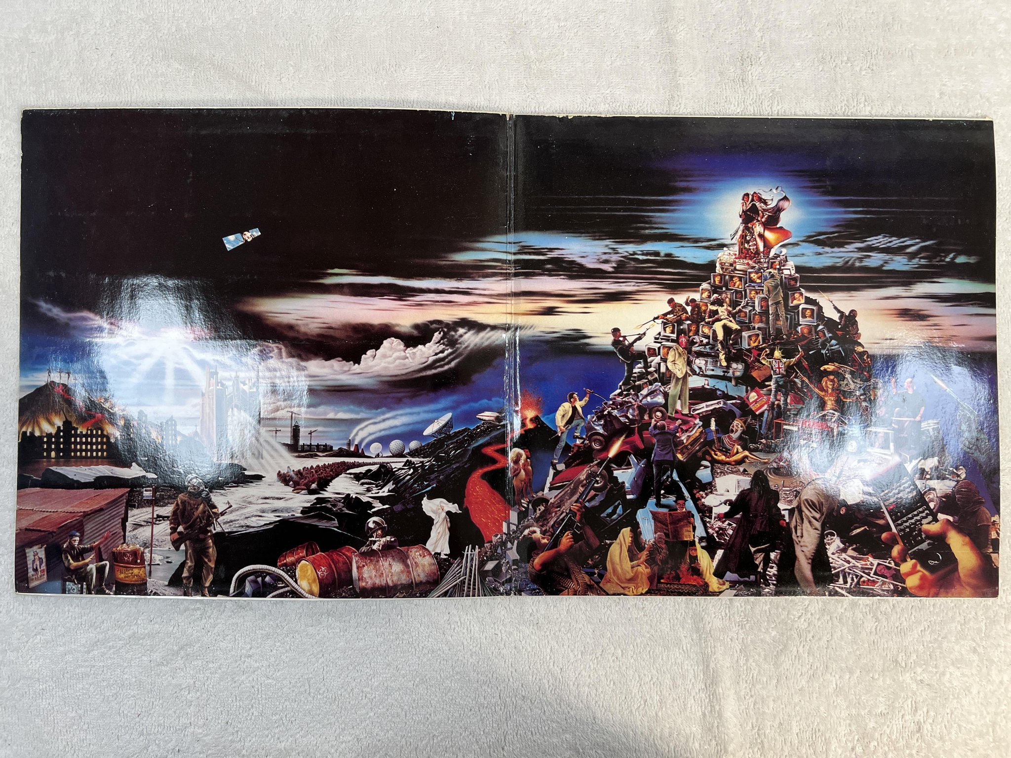 Omslagsbild för skivan FISH Vigil In A Wilderness Of Mirrors LP -90 EMI 7 93634 1