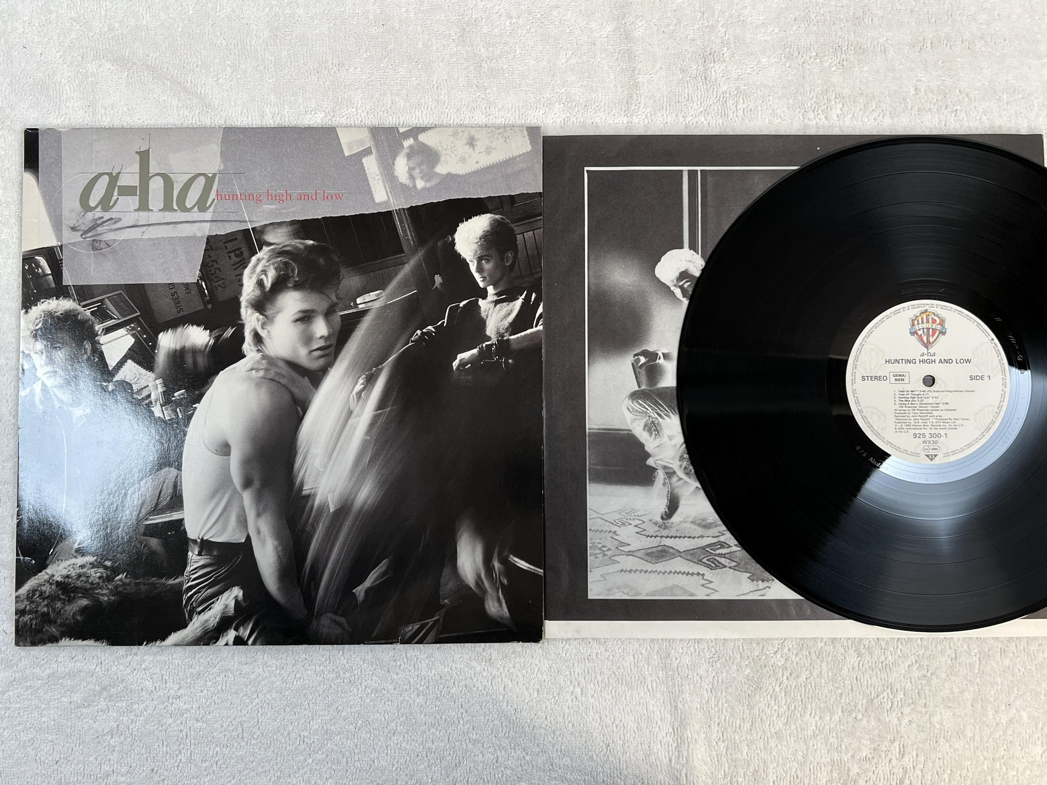 Omslagsbild för skivan A-HA hunting high and low LP -85 WARNER 925 300-1 *** Take on me ***