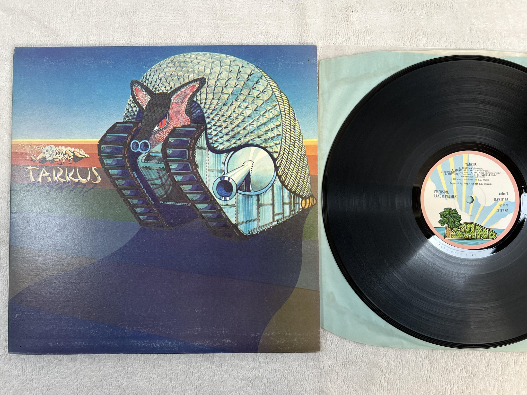 Omslagsbild för skivan EMERSON LAKE & PALMER Tarkus LP -71 UK ISLAND ILPS 9155