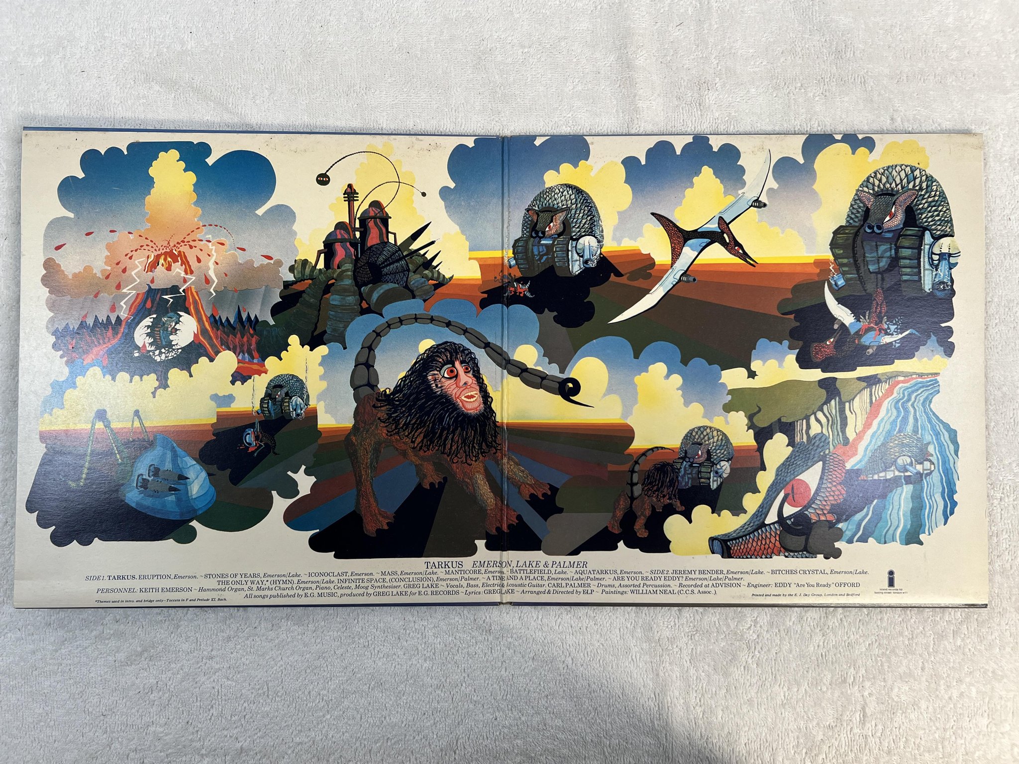 Omslagsbild för skivan EMERSON LAKE & PALMER Tarkus LP -71 UK ISLAND ILPS 9155