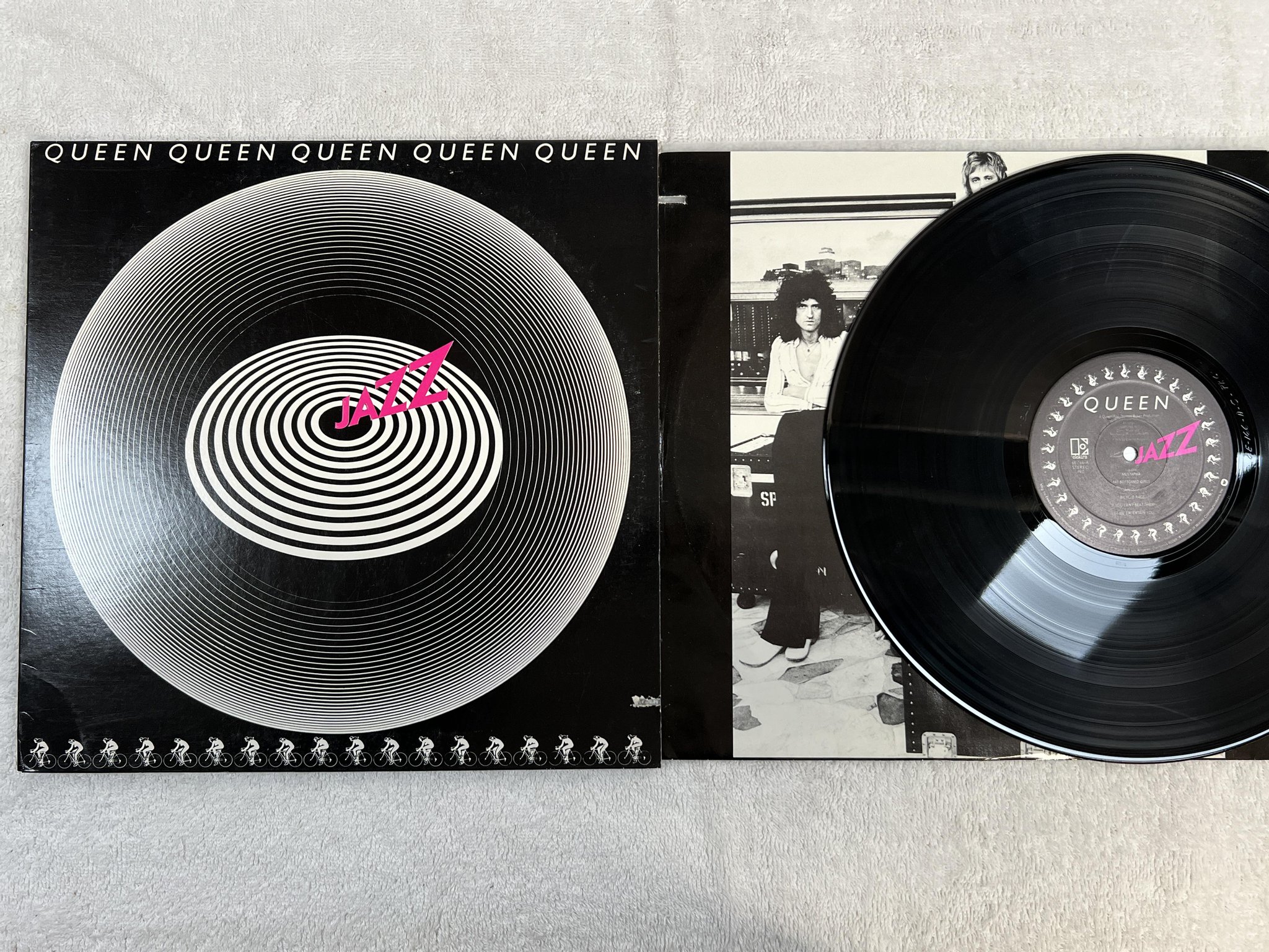 Omslagsbild för skivan QUEEN jazz LP -78 US ELEKTRA 6E-166 *** poster ***