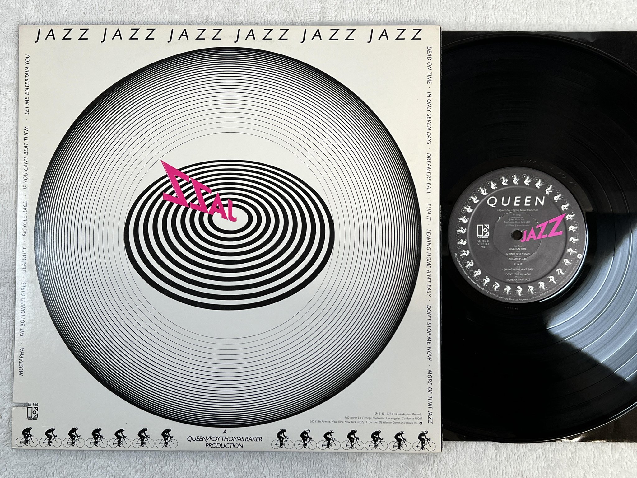 Omslagsbild för skivan QUEEN jazz LP -78 US ELEKTRA 6E-166 *** poster ***