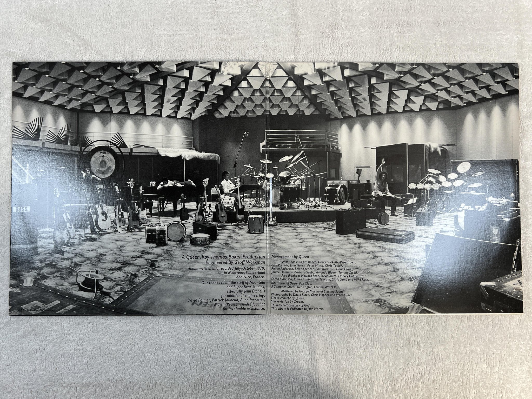 Omslagsbild för skivan QUEEN jazz LP -78 US ELEKTRA 6E-166 *** poster ***