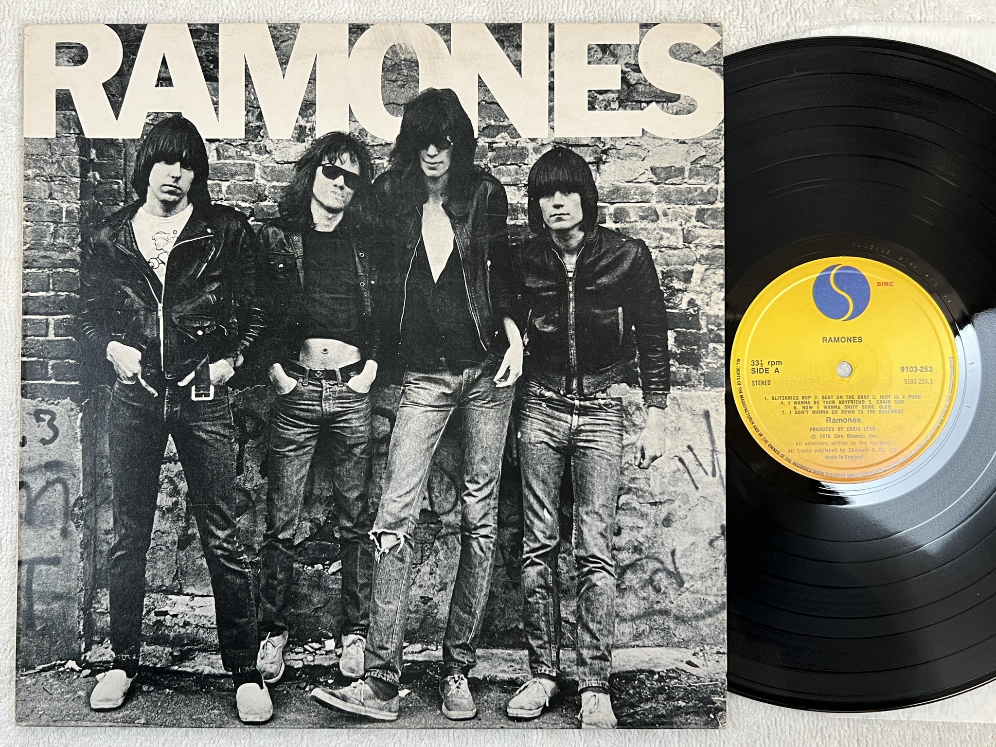 Omslagsbild för skivan RAMONES s/t LP -76 UK SIRE 9103-253 *** W/ INSERT // R A R E ***