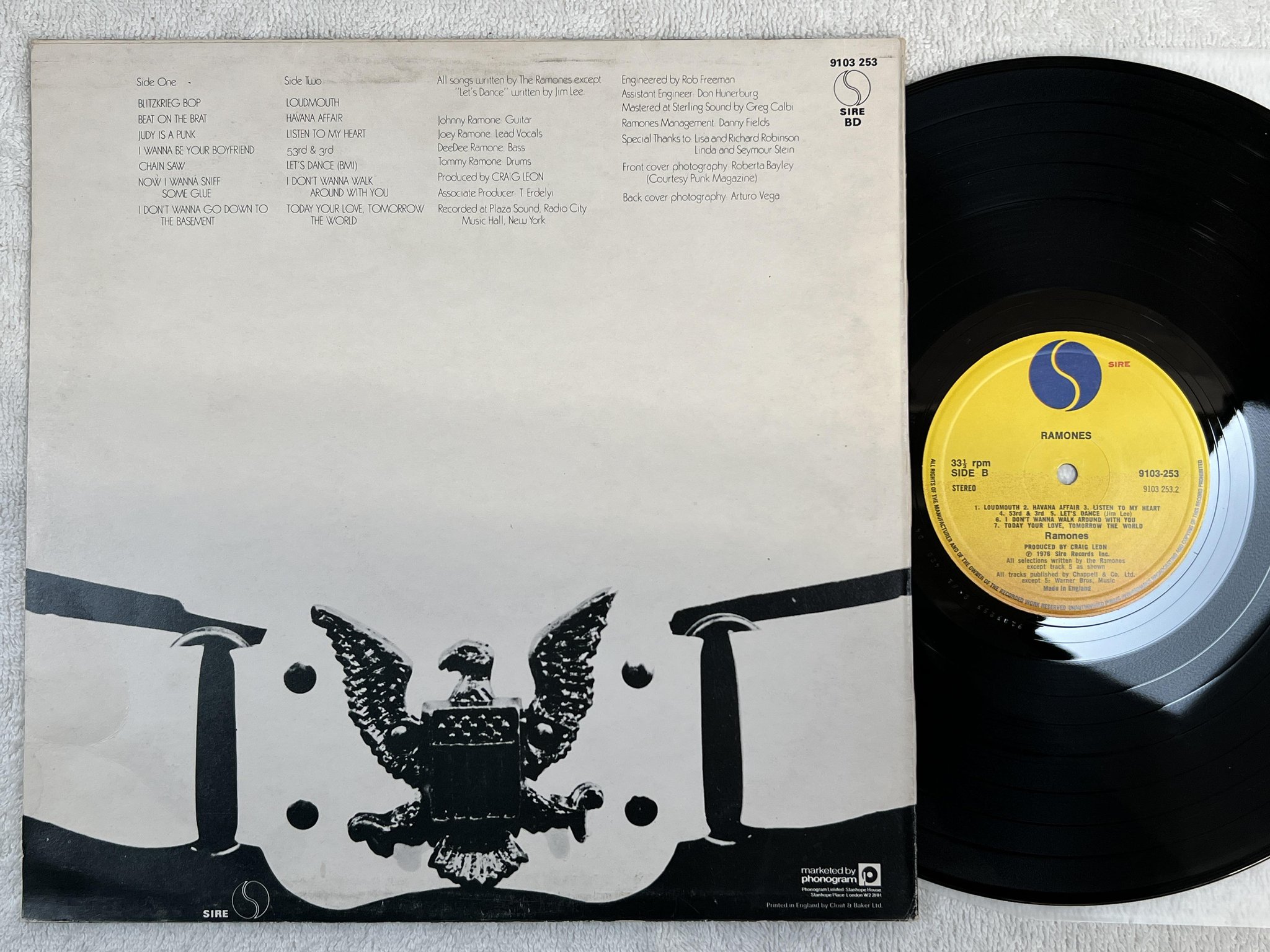 Omslagsbild för skivan RAMONES s/t LP -76 UK SIRE 9103-253 *** W/ INSERT // R A R E ***