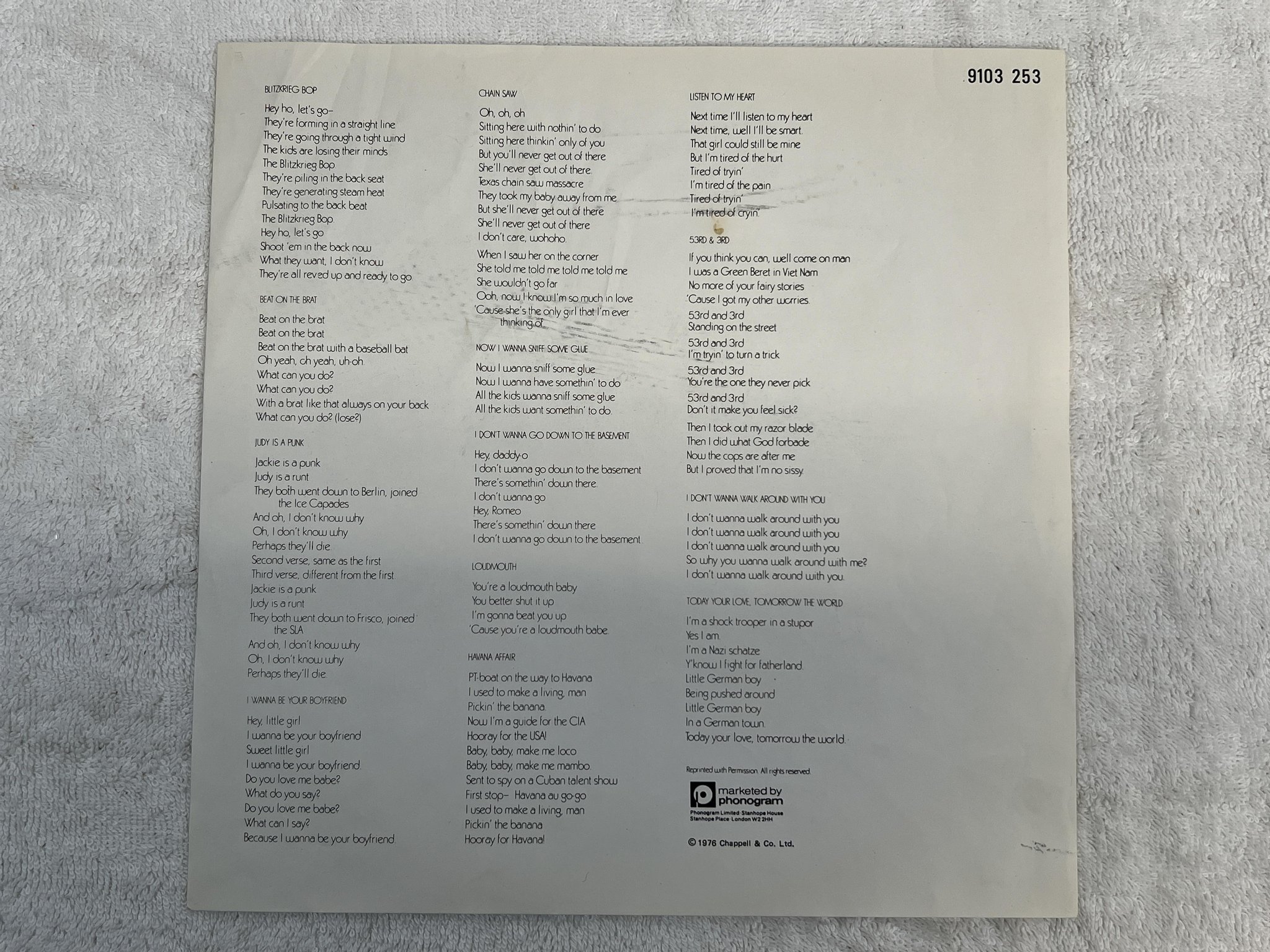 Omslagsbild för skivan RAMONES s/t LP -76 UK SIRE 9103-253 *** W/ INSERT // R A R E ***