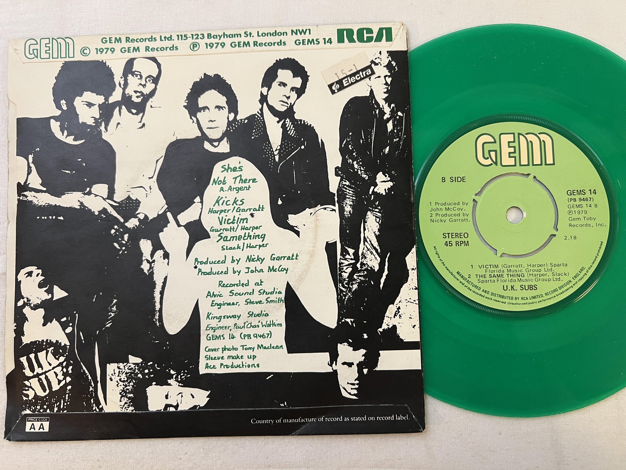 Omslagsbild för skivan UK SUBS she's not there 7" -79 UK GEM GEMS 14