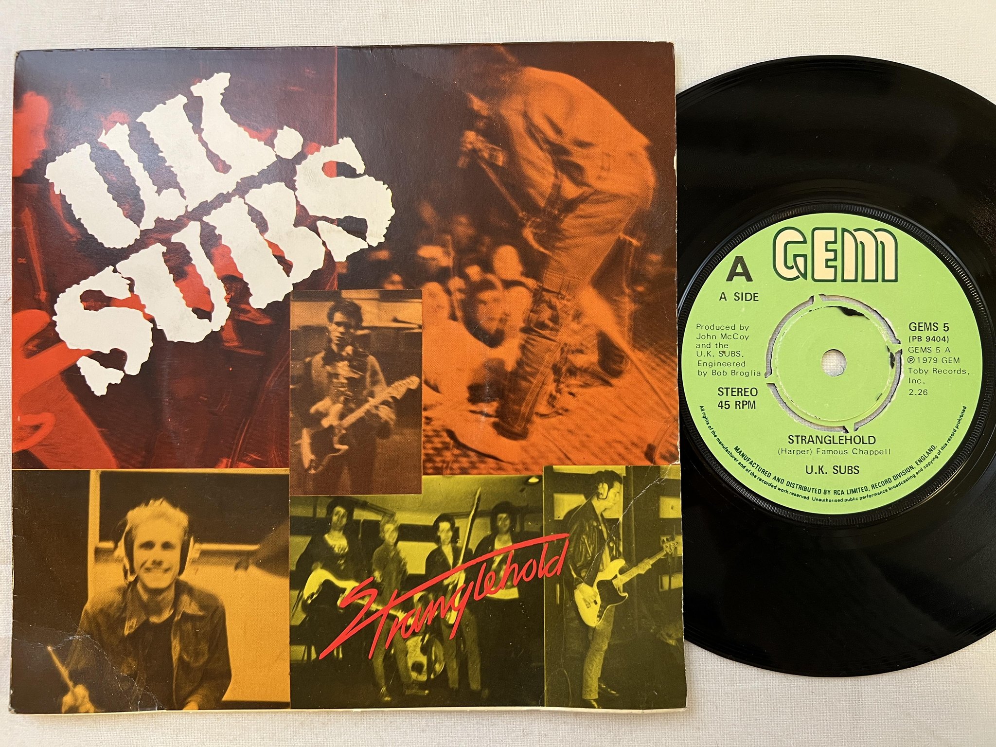 Omslagsbild för skivan UK SUBS stranglehold 7" -79 UK GEM GEMS 5