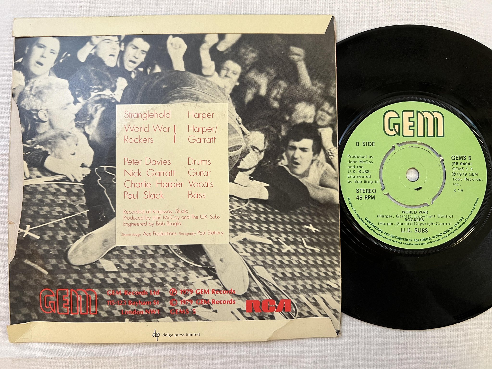 Omslagsbild för skivan UK SUBS stranglehold 7" -79 UK GEM GEMS 5