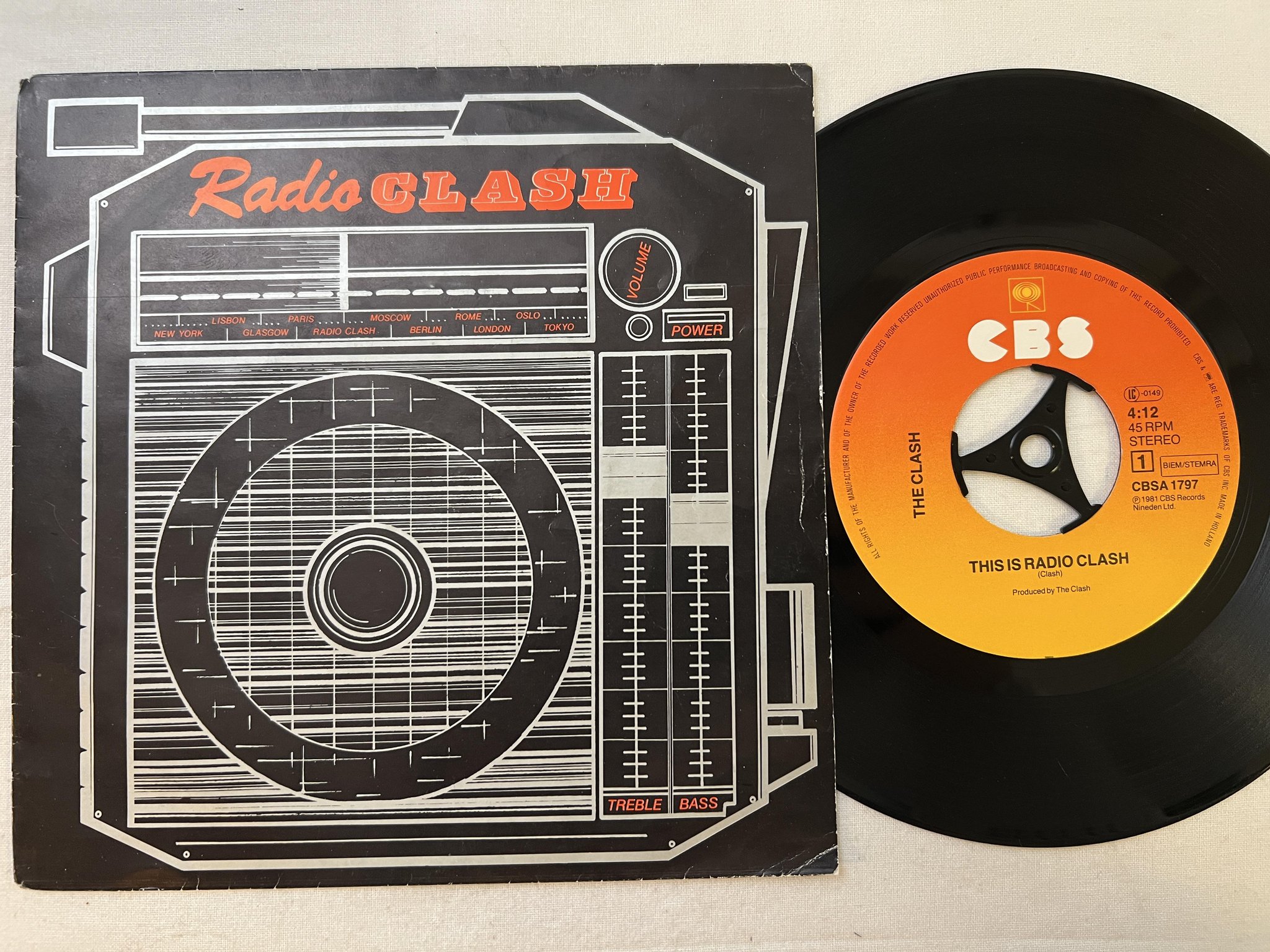 Omslagsbild för skivan THE CLASH radio clash 7" -81 Hol CBS CBSA 1797