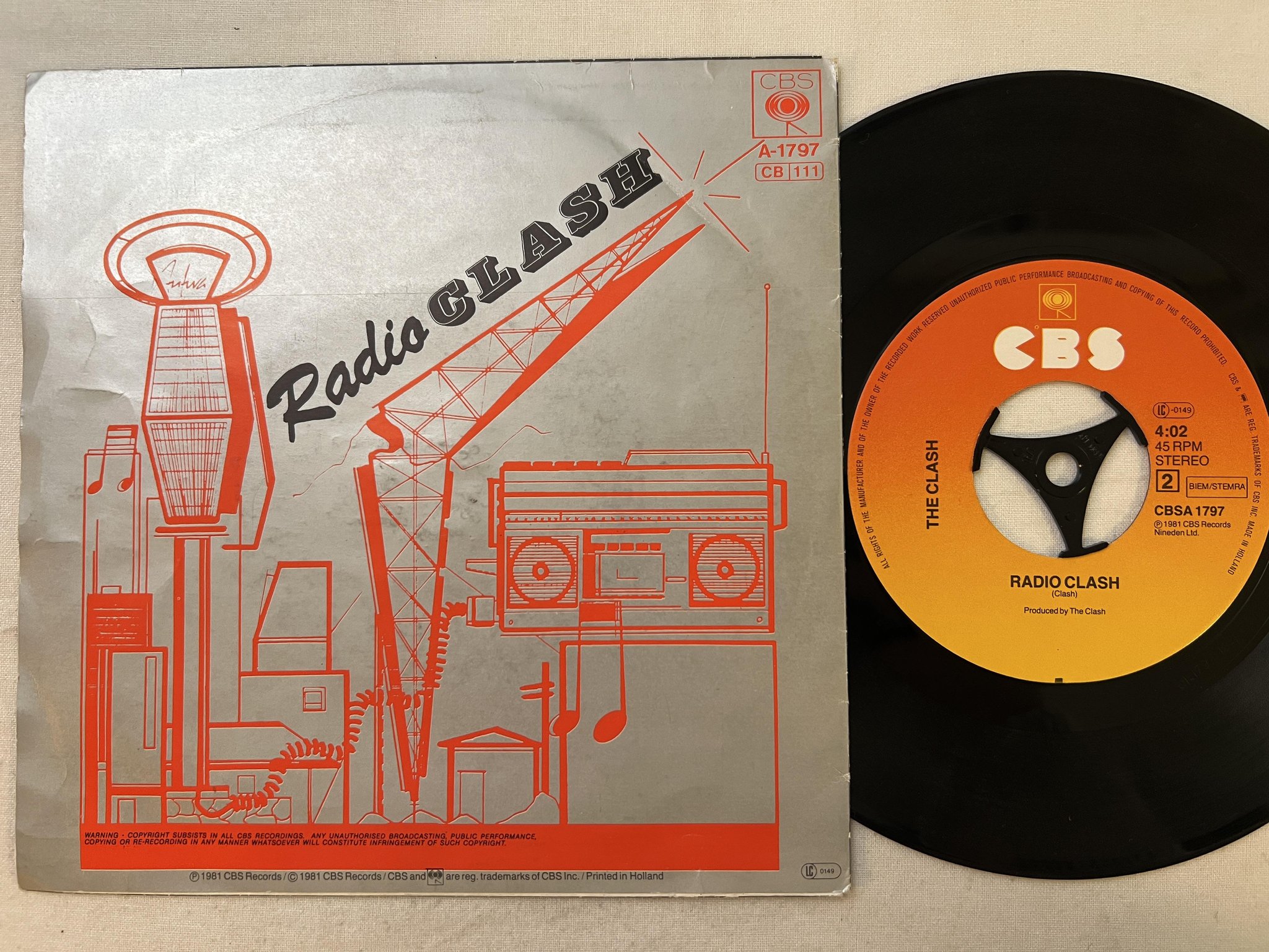 Omslagsbild för skivan THE CLASH radio clash 7" -81 Hol CBS CBSA 1797