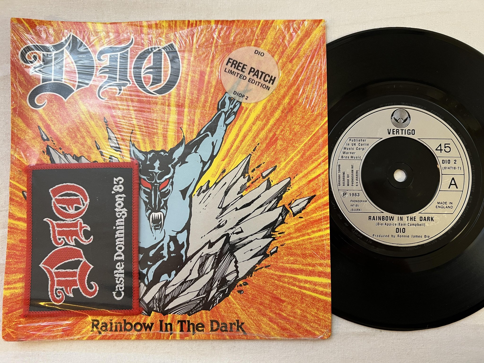 Omslagsbild för skivan DIO Rainbow In The Dark 7" -83 UK vertigo diop 2 '*** w/ patch ***