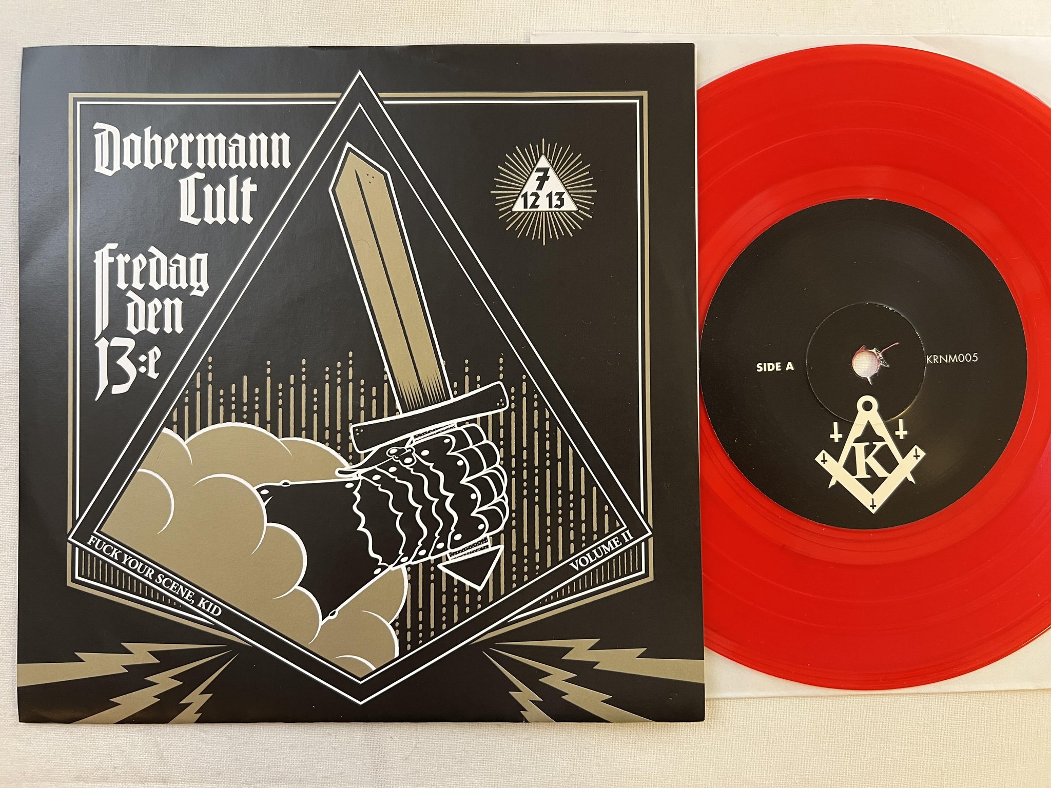 Omslagsbild för skivan Fredag Den 13:e / Dobermann Cult - Fuck Your Scene Kid Volume 2 7" 2009 Swe