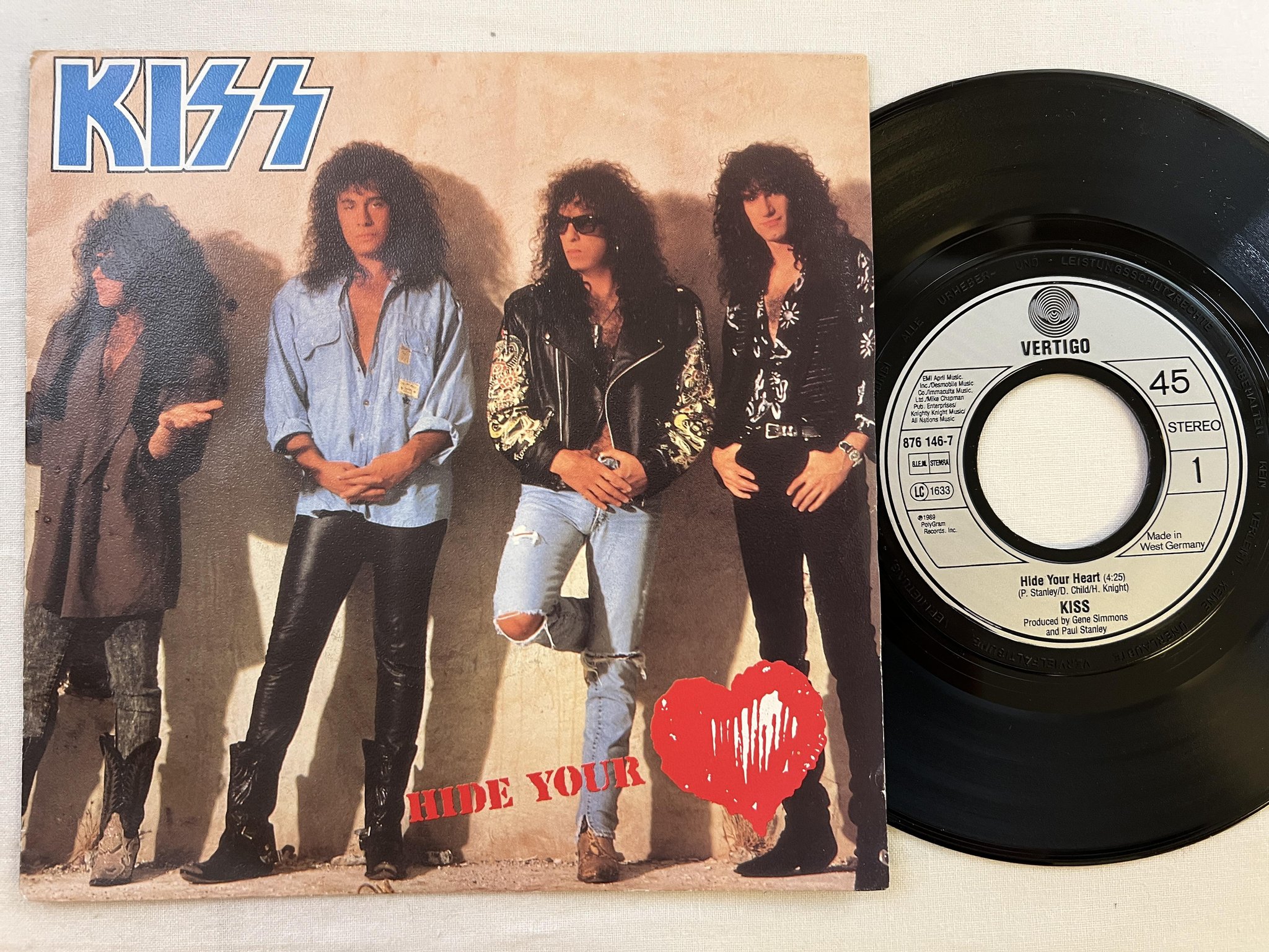 Omslagsbild för skivan KISS hide your heart 7" -89 VERTIGO 876146-7 *** large center hole ***