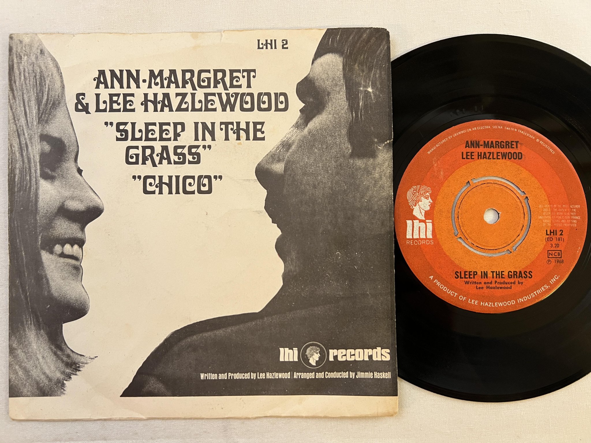 Omslagsbild för skivan LEE HAZLEWOOD / ANN-MARGRET sleep in the grass 7" -68 LHI 2
