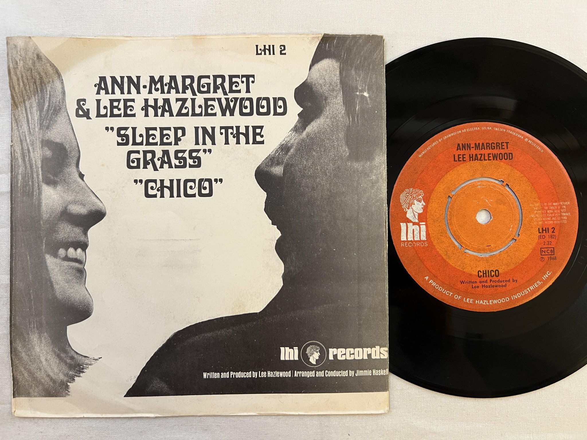 Omslagsbild för skivan LEE HAZLEWOOD / ANN-MARGRET sleep in the grass 7" -68 LHI 2
