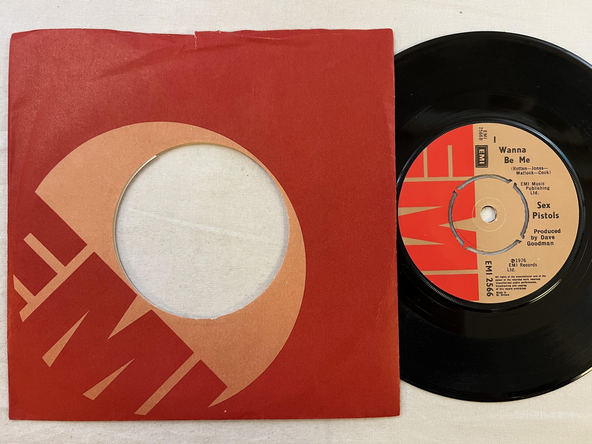 Omslagsbild för skivan SEX PISTOLS Anarchy In The U.K. 7" -76 UK EMI 2566 *** Classic ***