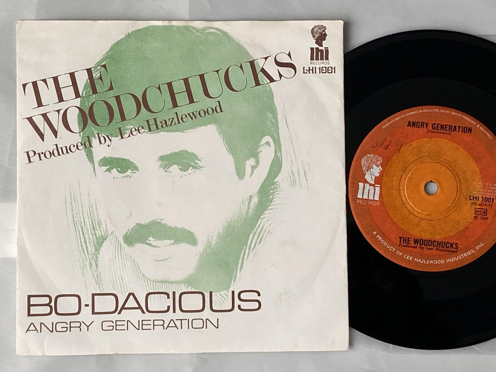 Omslagsbild för skivan THE WOODCHUCKS angry generation 7" -69 LHI 1001 *** Lee Hazlewood ***
