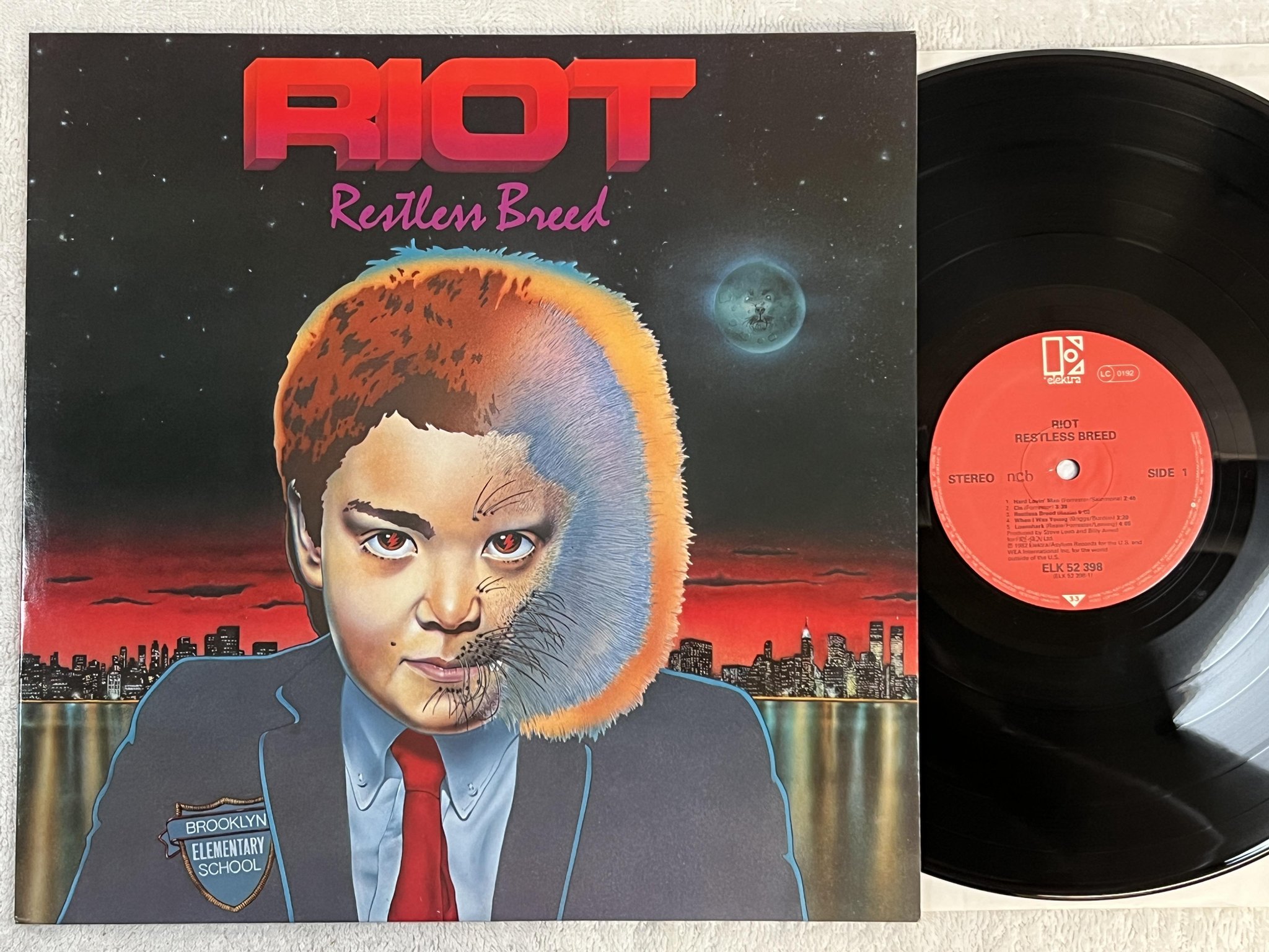Omslagsbild för skivan RIOT restless breed LP -82 ncb ELEKTRA ELK 52398