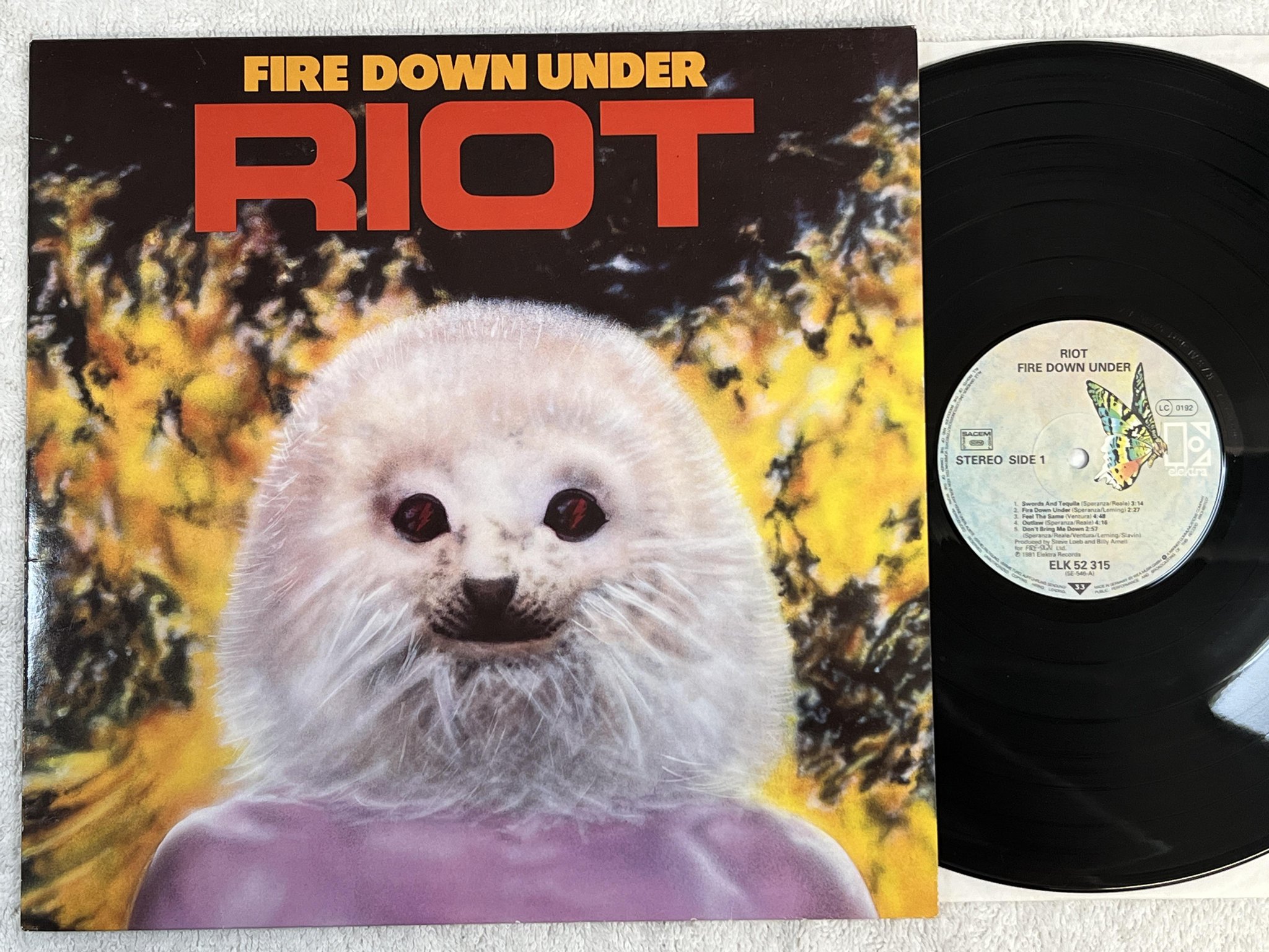 Omslagsbild för skivan RIOT fire down under LP -81 Fra ELEKTRA ELK 52315