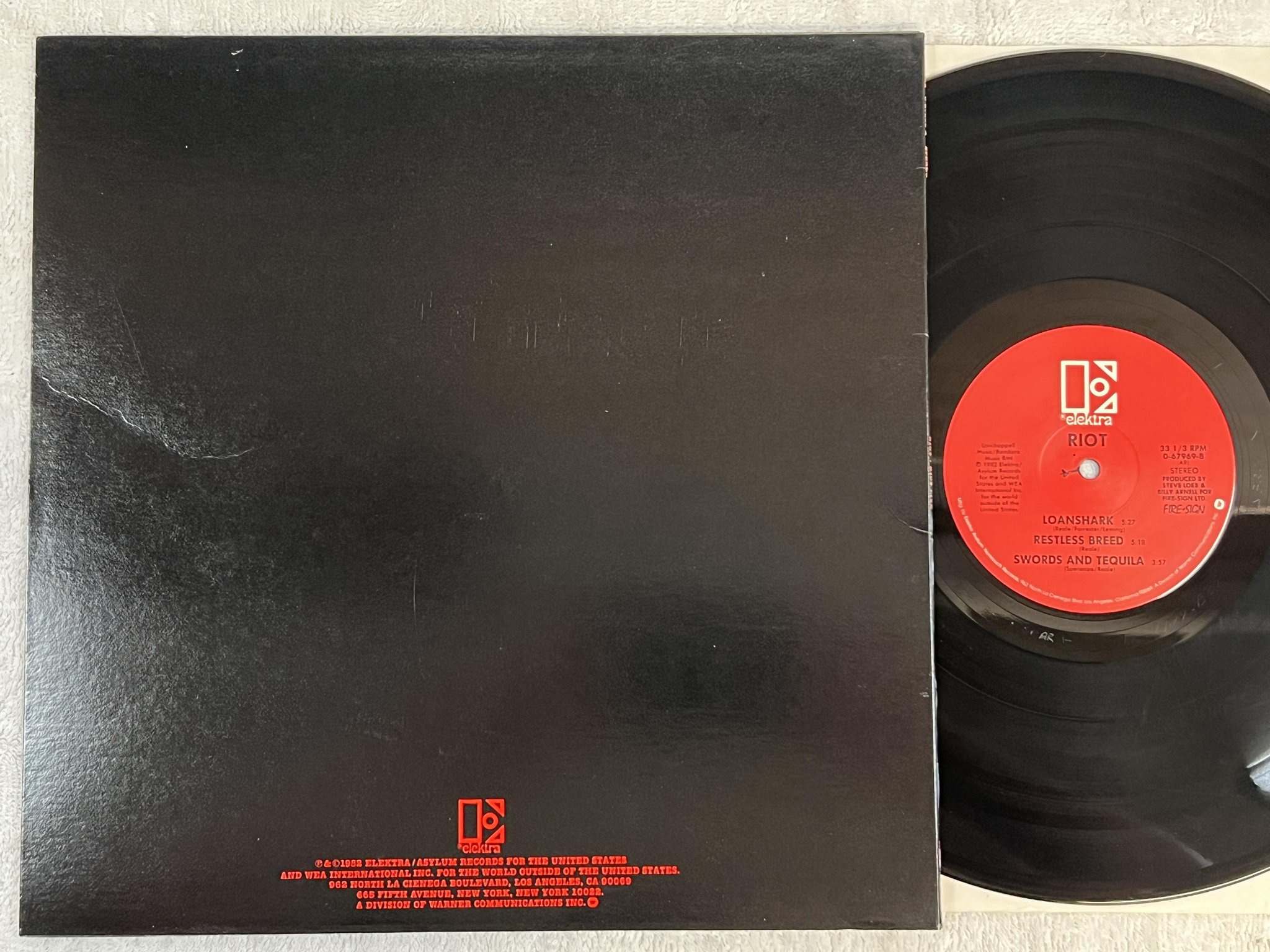 Omslagsbild för skivan RIOT live LP -82 US ELEKTRA 0-67969