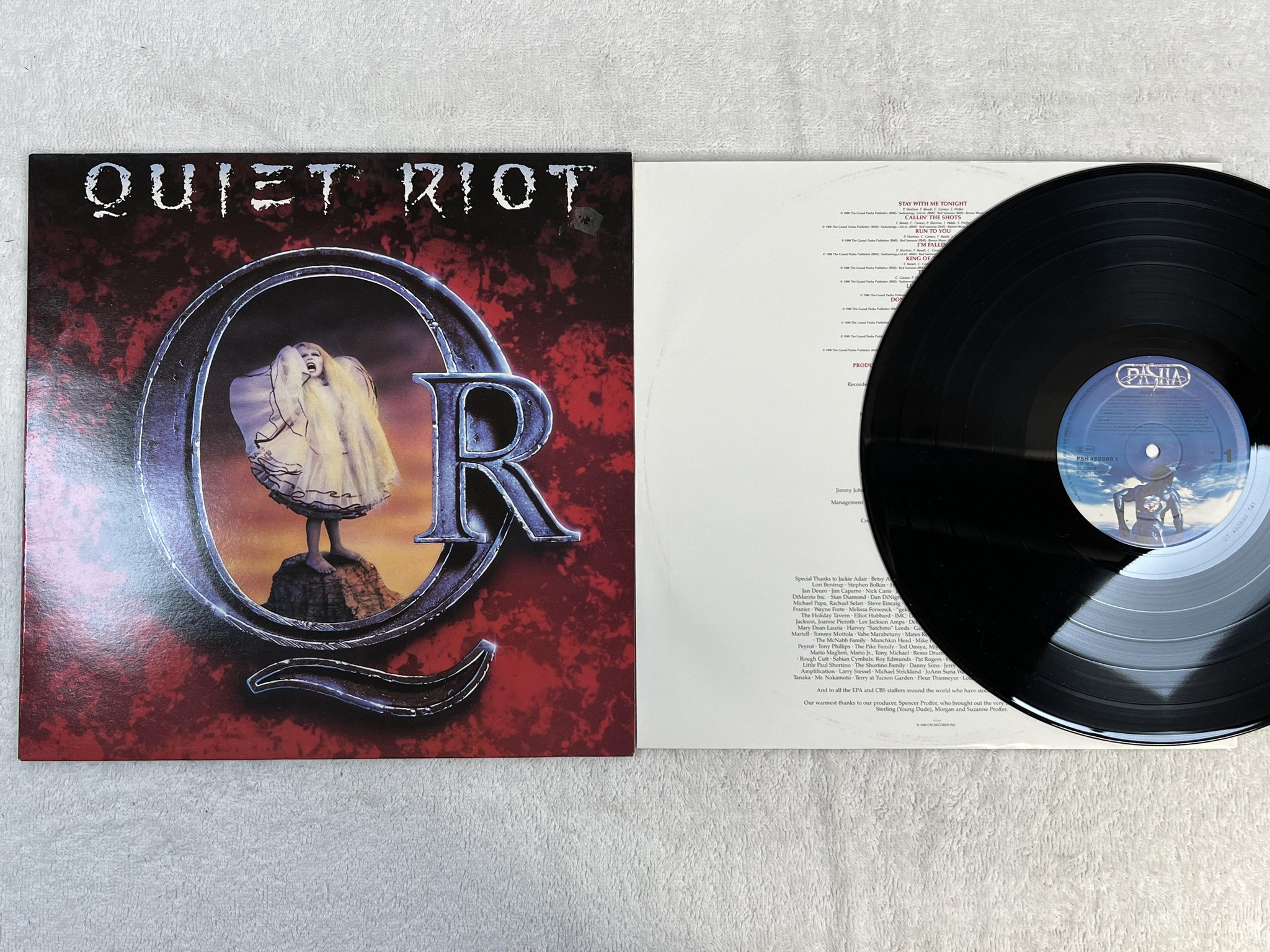 Omslagsbild för skivan QUIET RIOT s/t LP -88 PASHA PSH 4628961