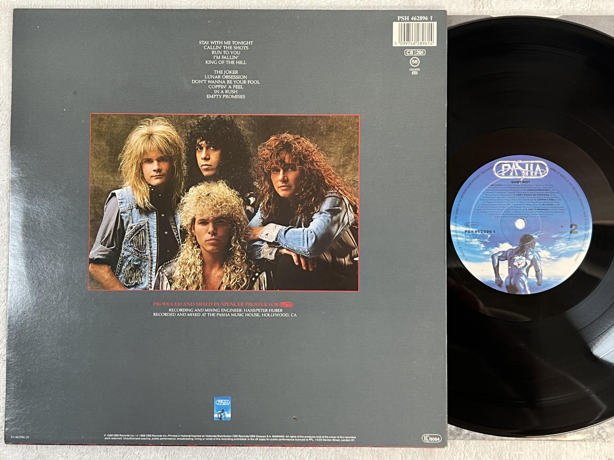 Omslagsbild för skivan QUIET RIOT s/t LP -88 PASHA PSH 4628961