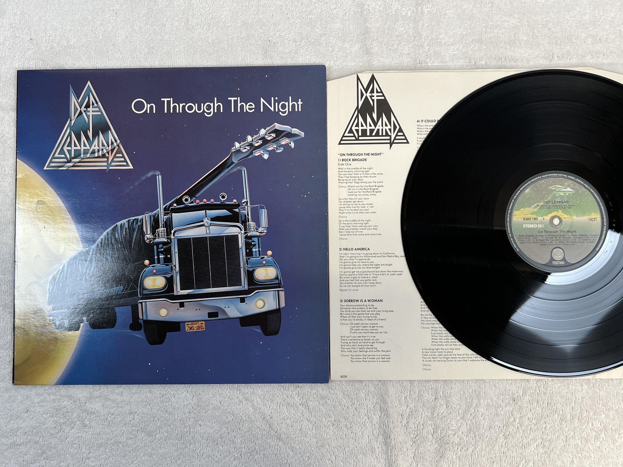 Omslagsbild för skivan DEF LEPPARD on through the night LP ncb VERTIGO 6360 180