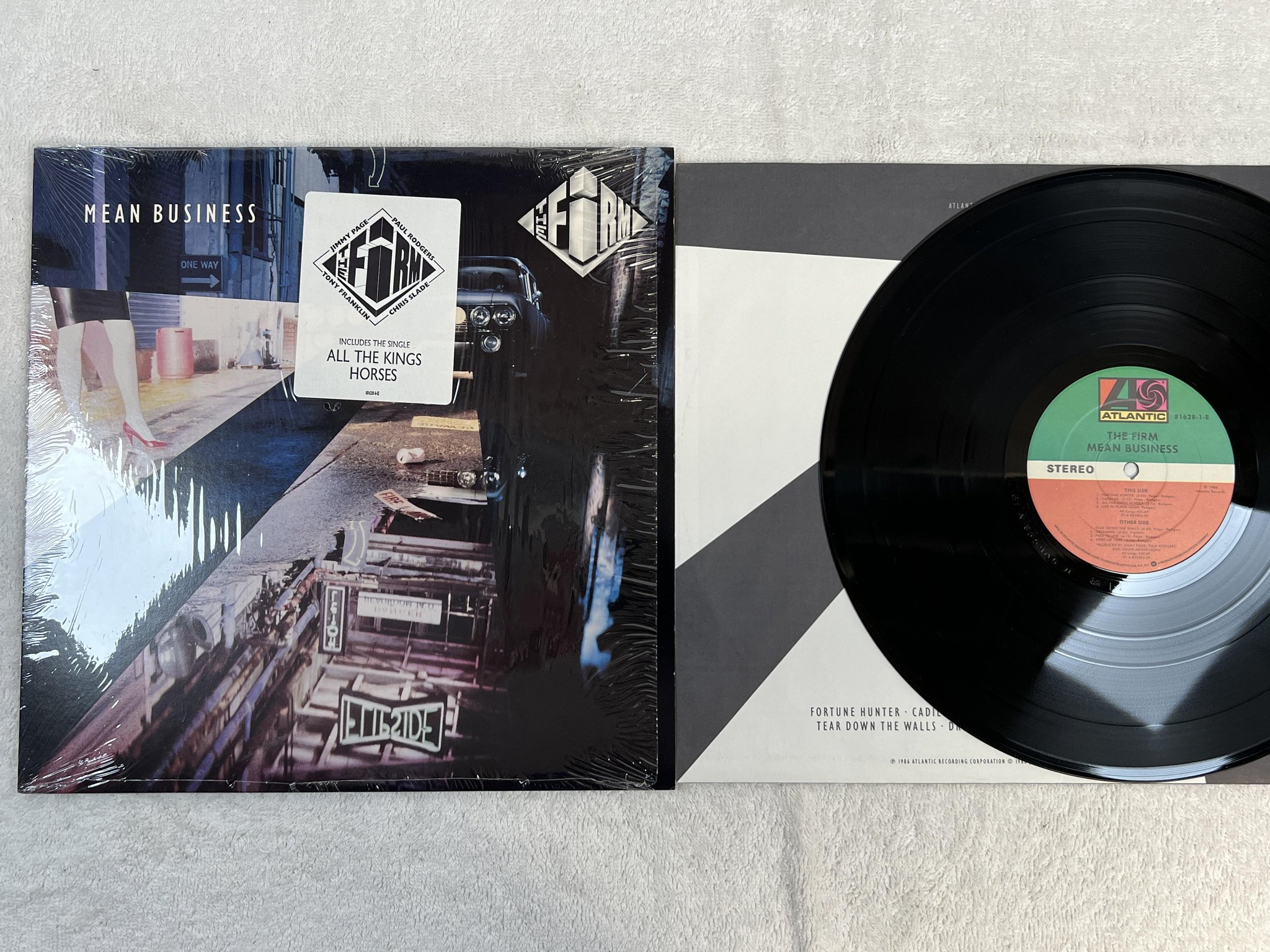 Omslagsbild för skivan THE FIRM mean business LP -86 US ATLANTIC 7 81628-1E