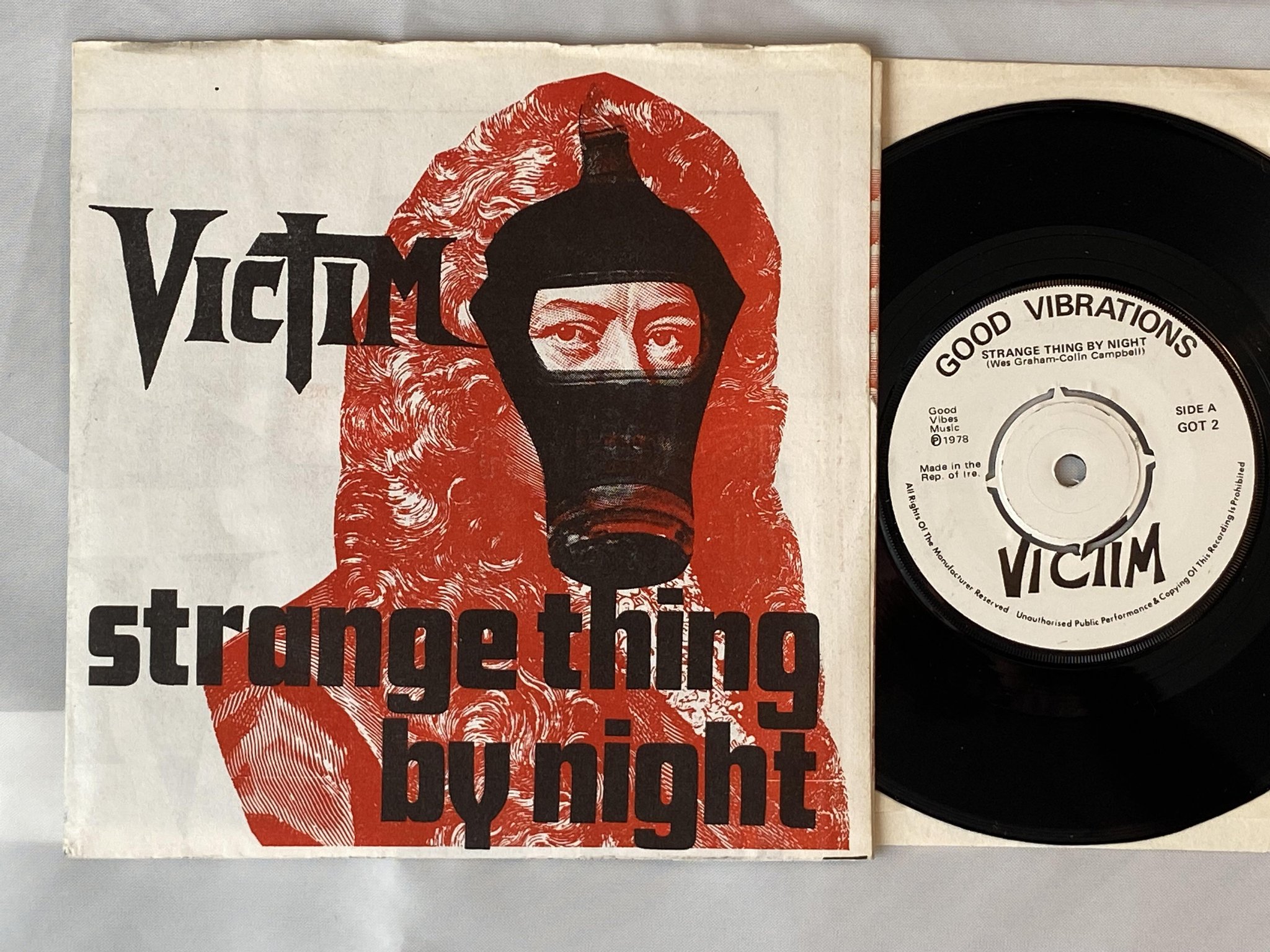 Omslagsbild för skivan VICTIM strange thing by night 7" -78 UK good vibrations GOT 2 *** RARE PUNK ***