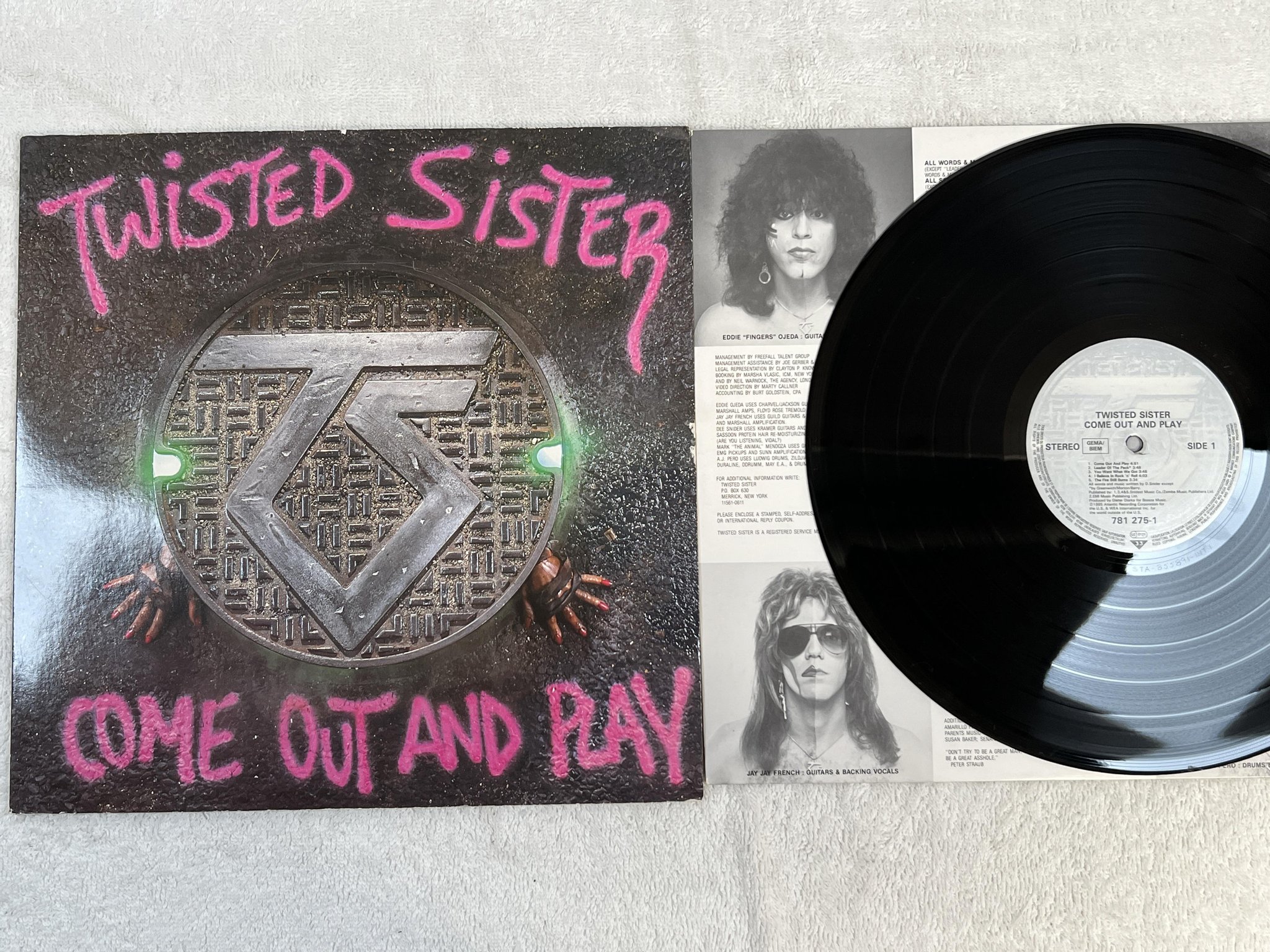 Omslagsbild för skivan TWISTED SISTERS come out and play LP -85 Ger ATLANTIC 781275-1