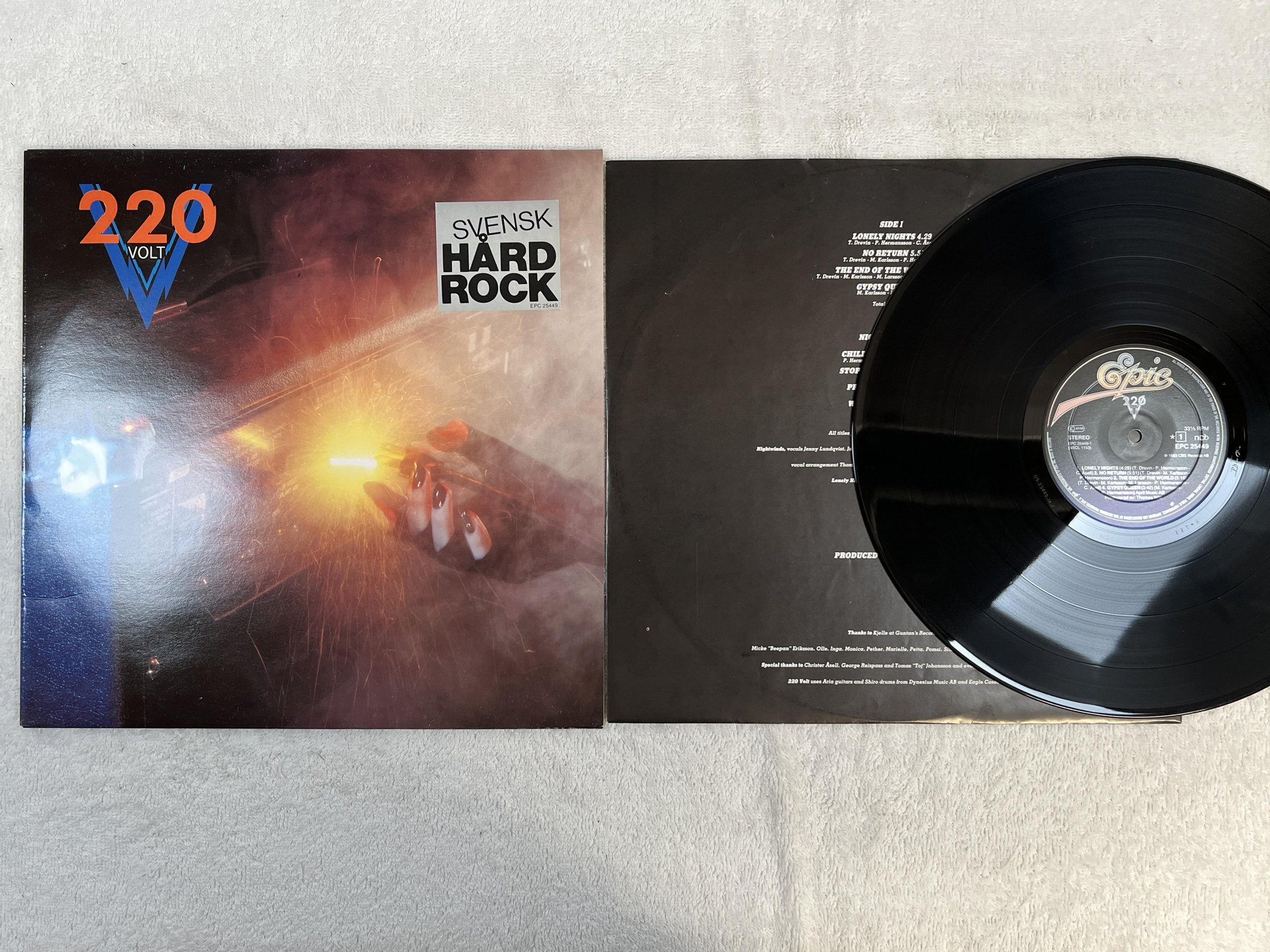 Omslagsbild för skivan 220 VOLT s/t LP -83 ncb EPIC EPC 25449