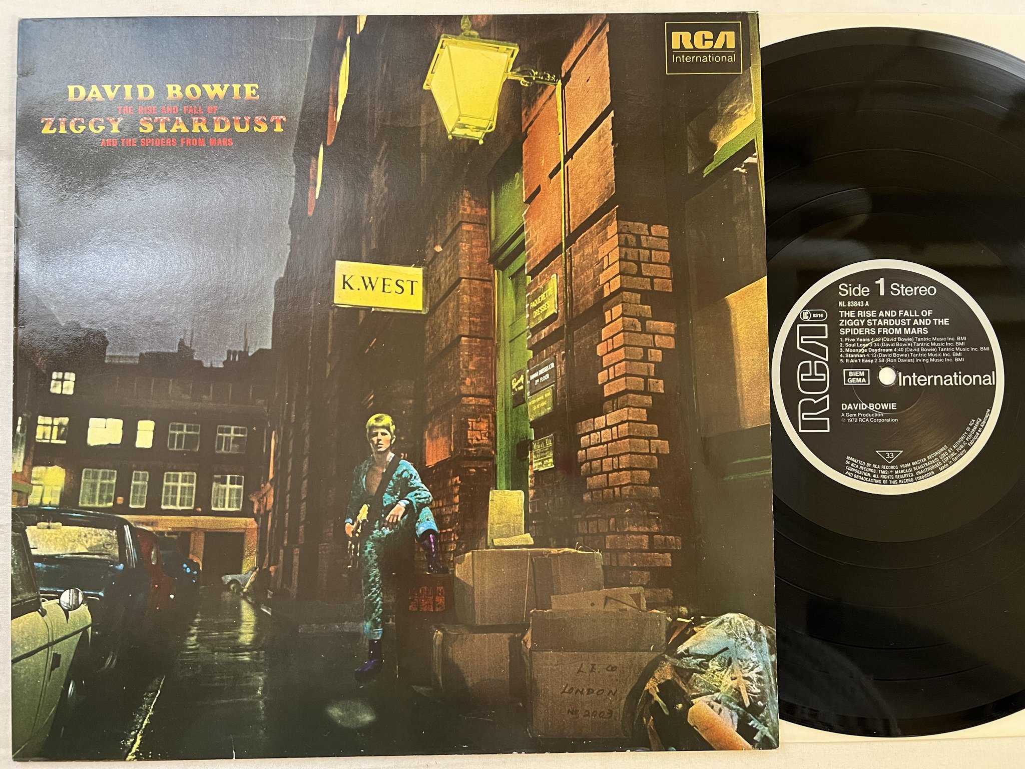 Omslagsbild för skivan DAVID BOWIE the rise and fall of Ziggy Stardust LP re Ger RCA NL 83843