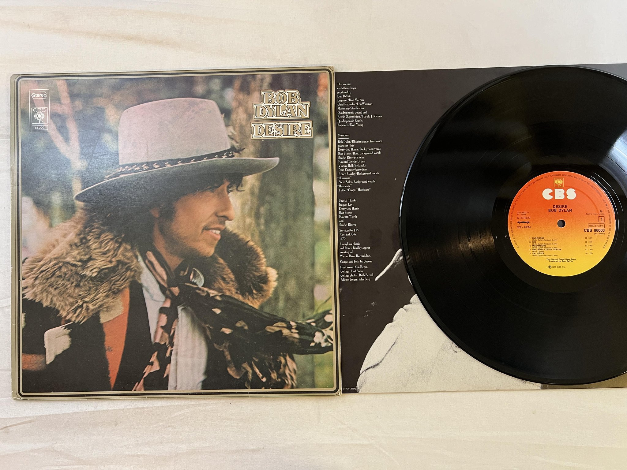 Omslagsbild för skivan BOB DYLAN desire LP -75 Hol CBS 86003 ** One more cup of coffee **