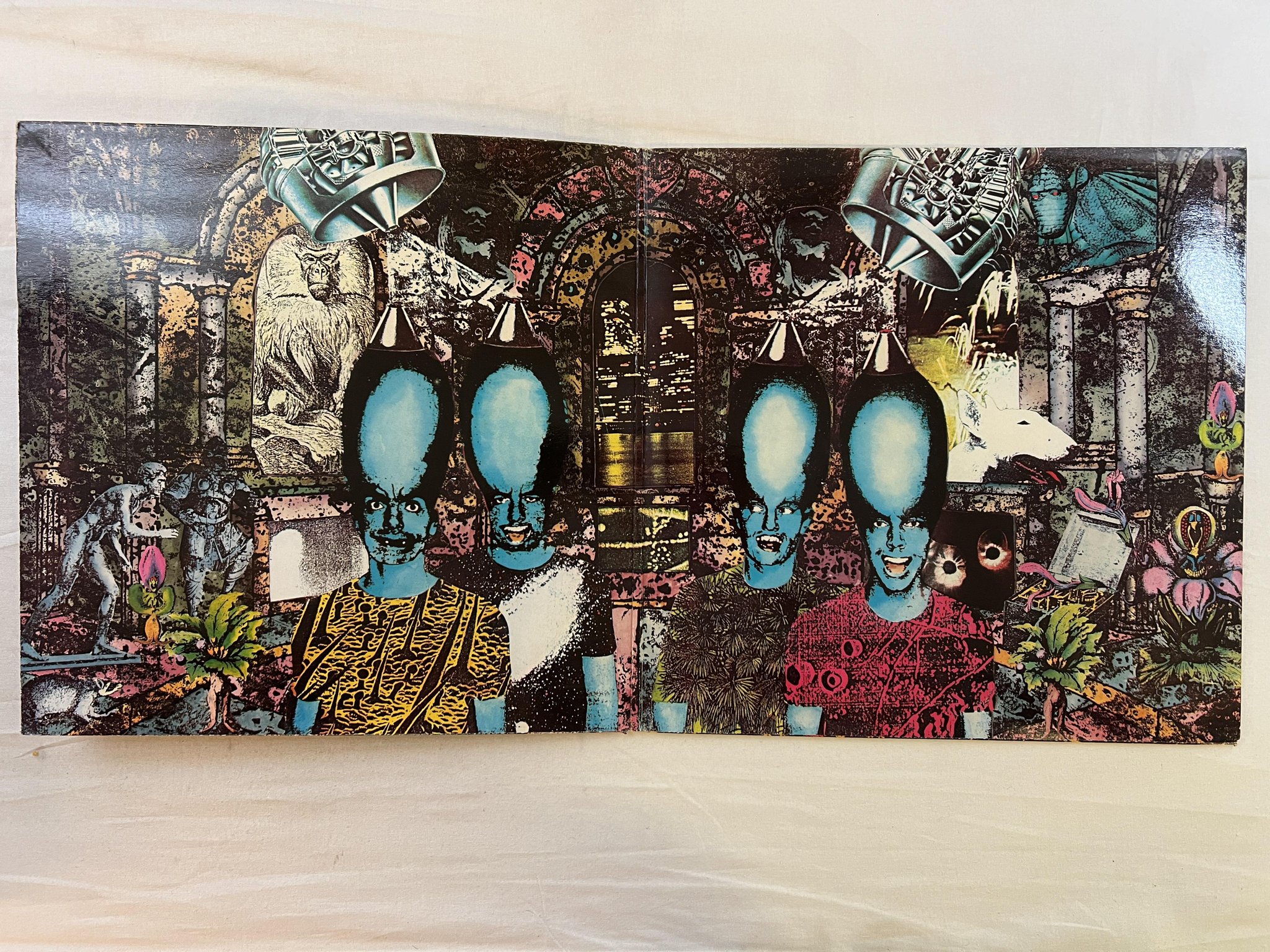 Omslagsbild för skivan PUNISHMENT OF LUXURY Laughing Academy LP -79 UK UNITED UAG 30258