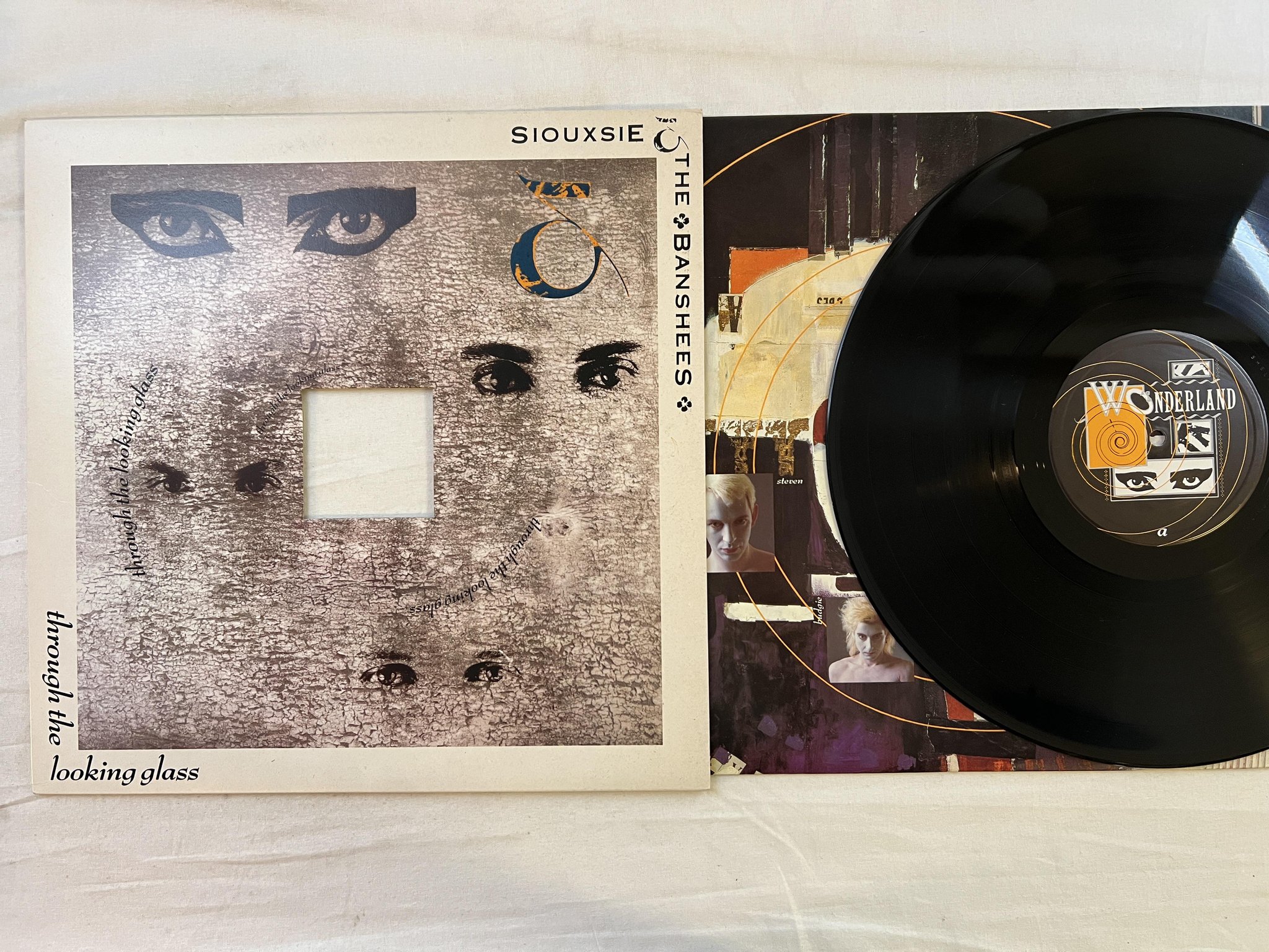 Omslagsbild för skivan SIOUXSIE & THE BANSHEES Through The Looking Glass LP -87 UK WONDERLAND SHELP 4