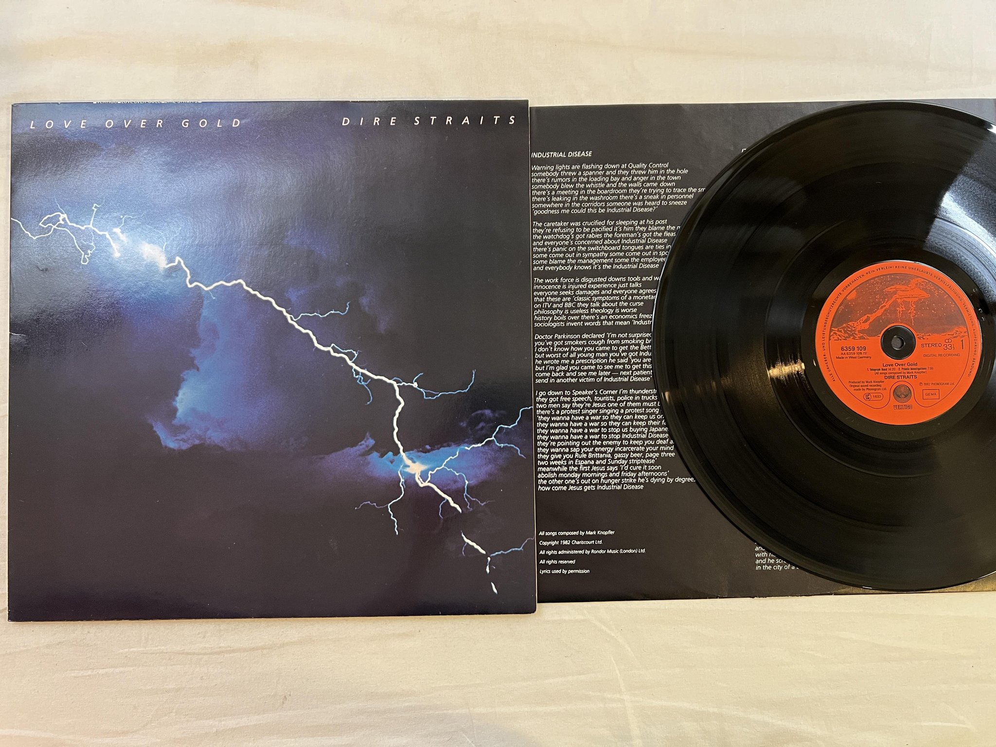 Omslagsbild för skivan DIRE STRAITS love over gold LP -82 Ger VERTIGO 6359 109