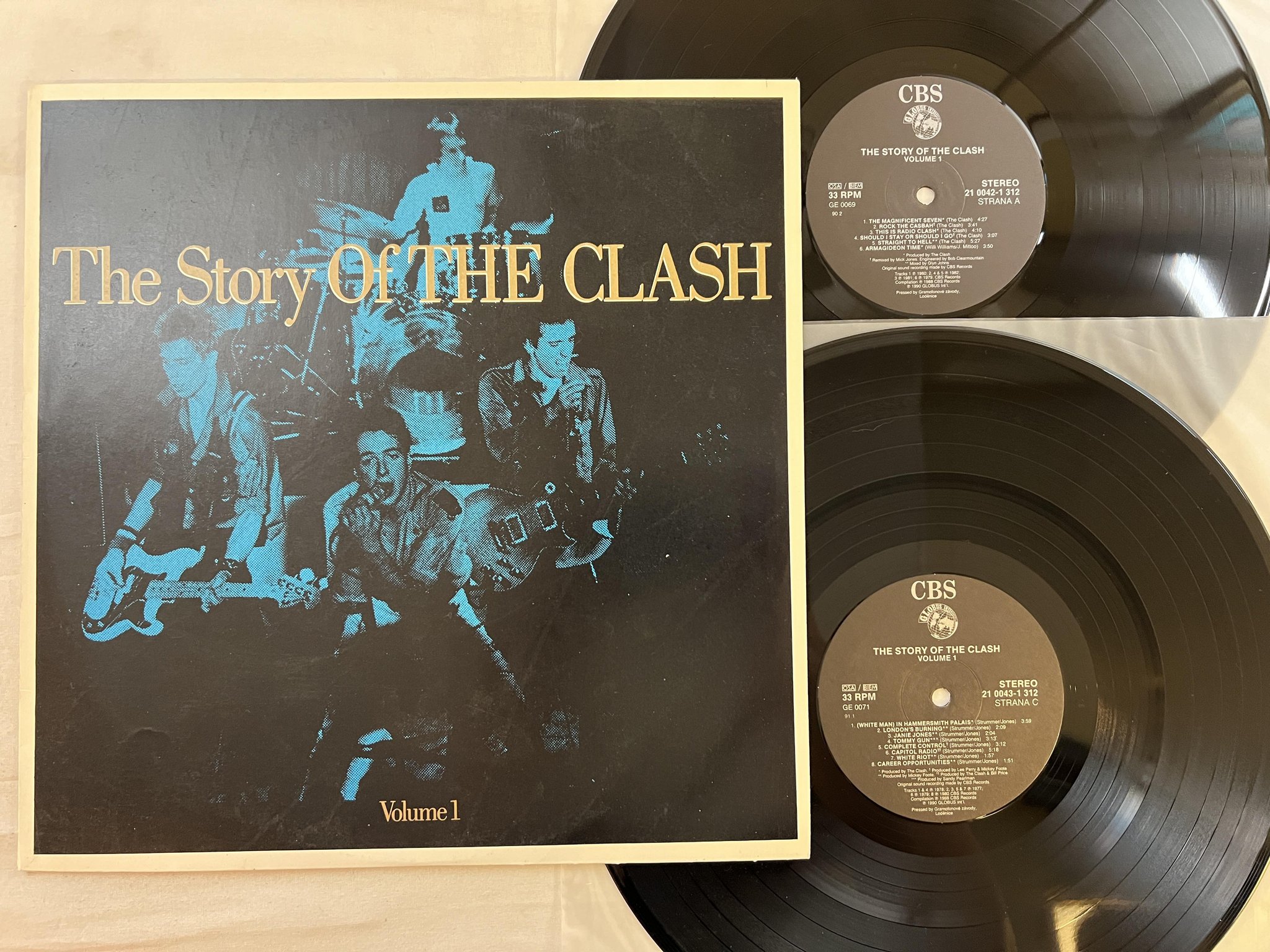 Omslagsbild för skivan THE CLASH The Story Of The Clash Volume 1 2xLP -90 Czechoslovakia