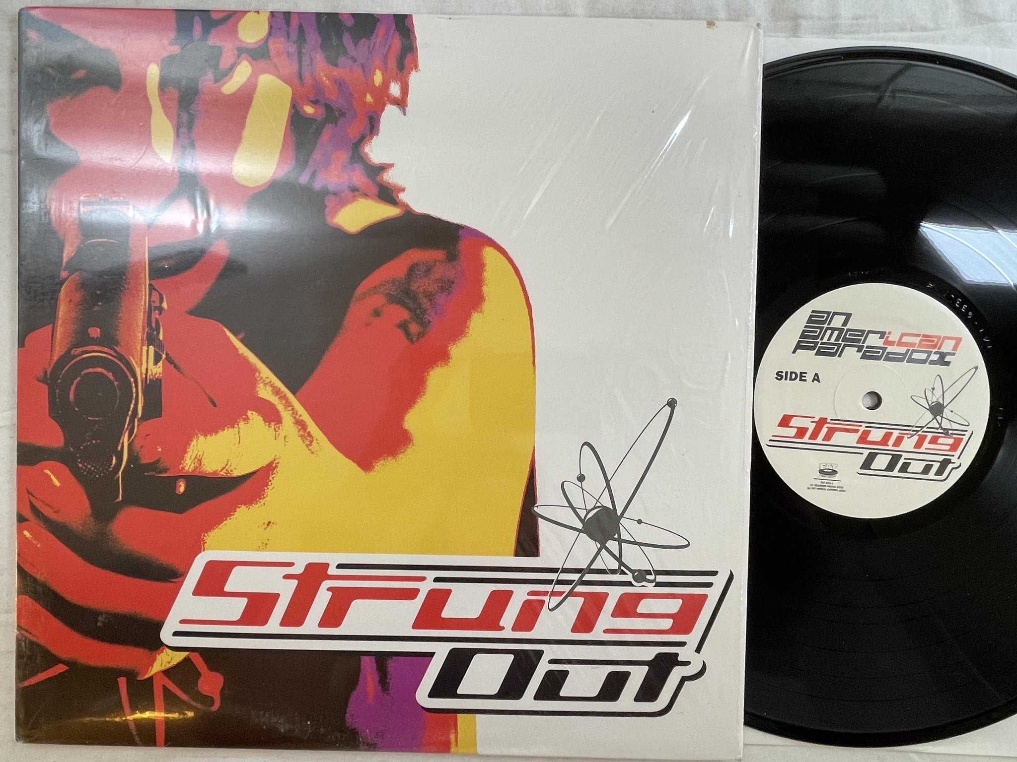 Omslagsbild för skivan STRUNG OUT An American Paradox LP 2002 US FAT WRECK CHORDS FAT633-1