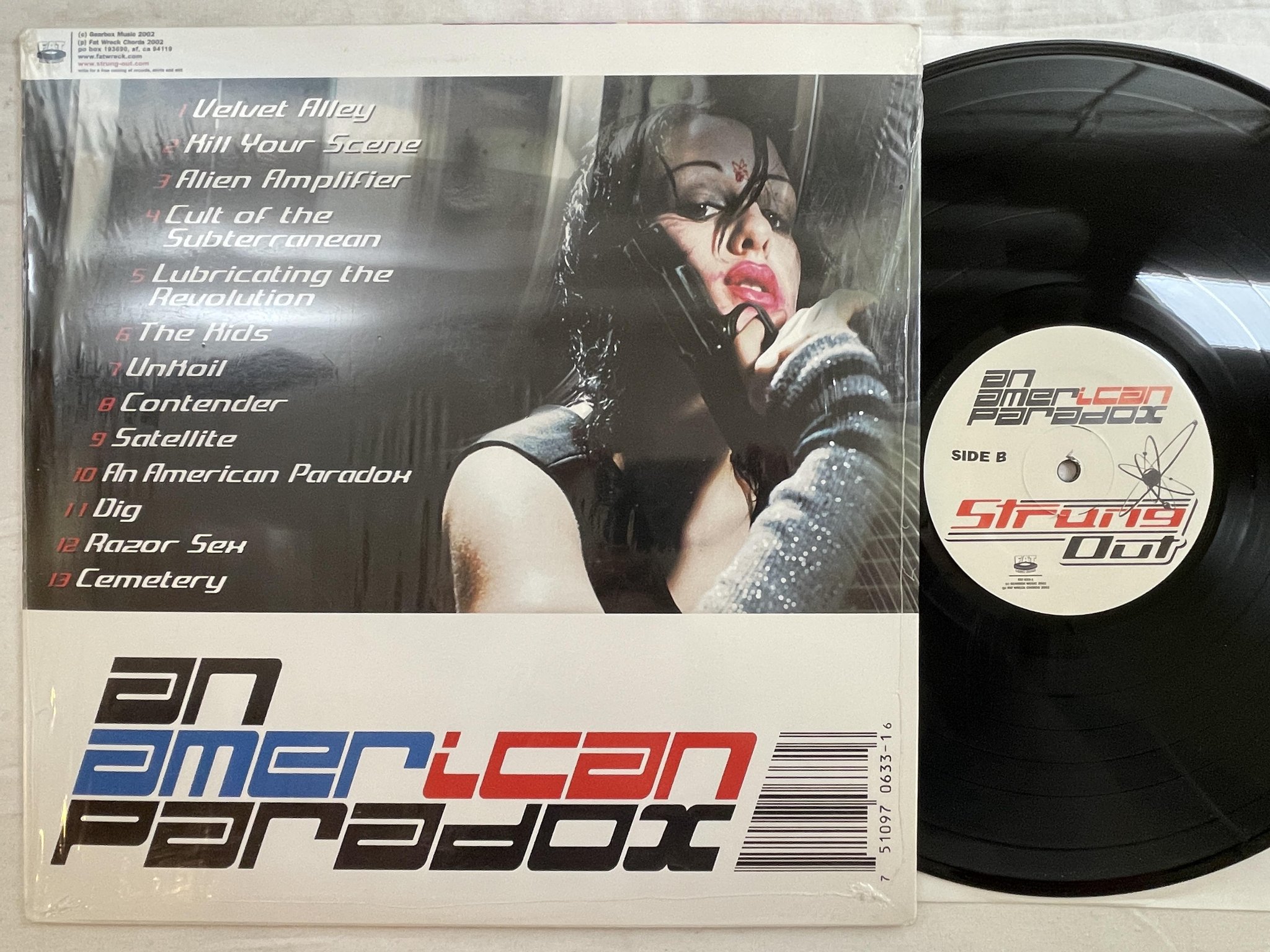Omslagsbild för skivan STRUNG OUT An American Paradox LP 2002 US FAT WRECK CHORDS FAT633-1