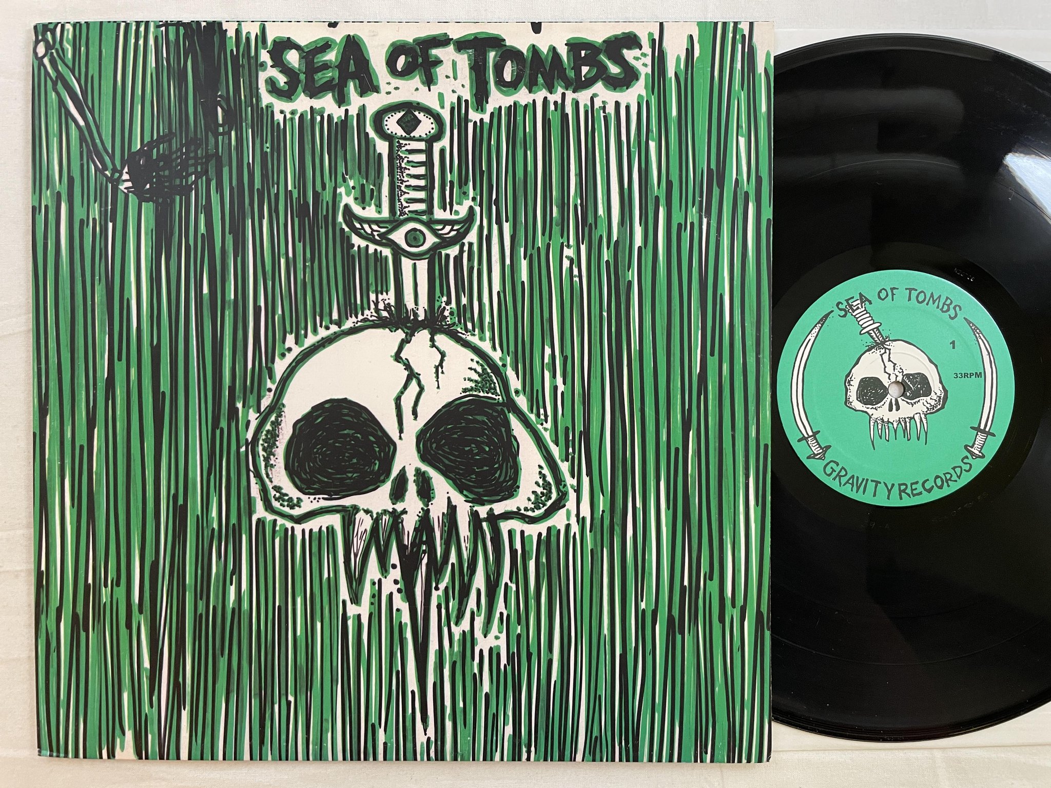 Omslagsbild för skivan SEA OF TOMBS s/t LP 2001 US GRAVITY #39 *** Stoner Rock ***