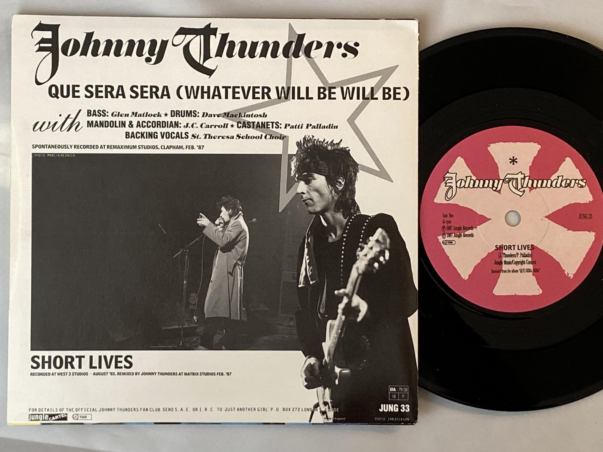 Omslagsbild för skivan JOHNNY THUNDERS que sera sera 7" -87 JUNGLE JUNG 33