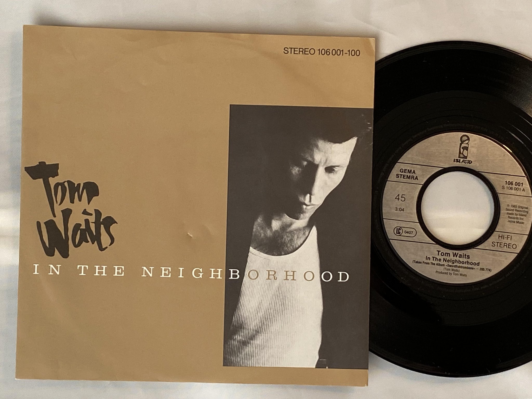 Omslagsbild för skivan TOM WAITS in the neighborhood 7" -83 Hol ISLAND 106001