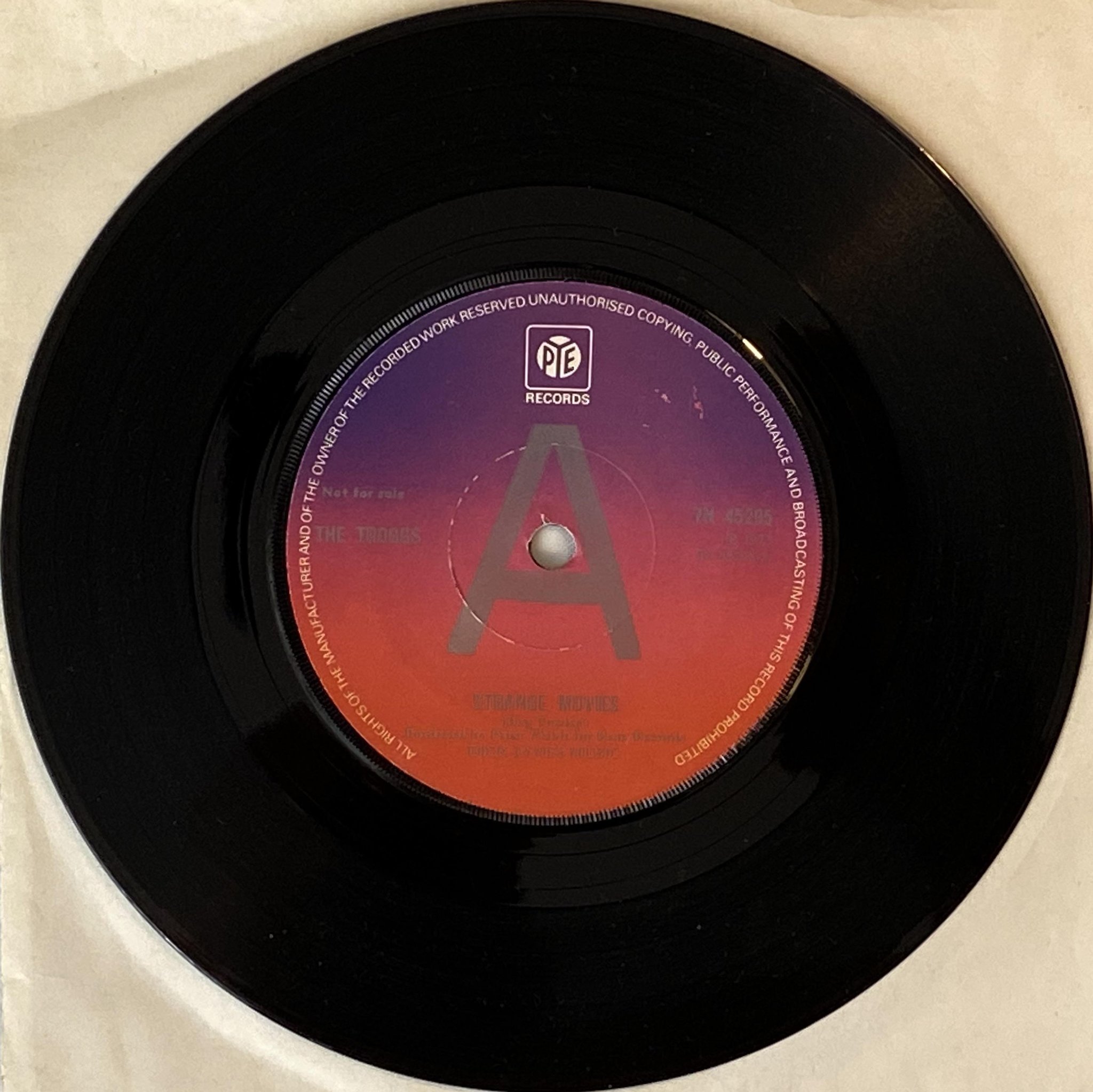 Omslagsbild för skivan THE TROGGS I'm on fire 7" -73 UK PYE 7N 45295 *** PROMO ***