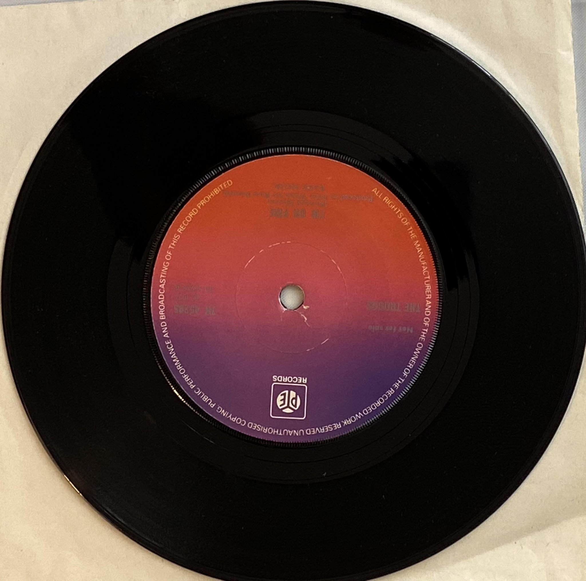 Omslagsbild för skivan THE TROGGS I'm on fire 7" -73 UK PYE 7N 45295 *** PROMO ***
