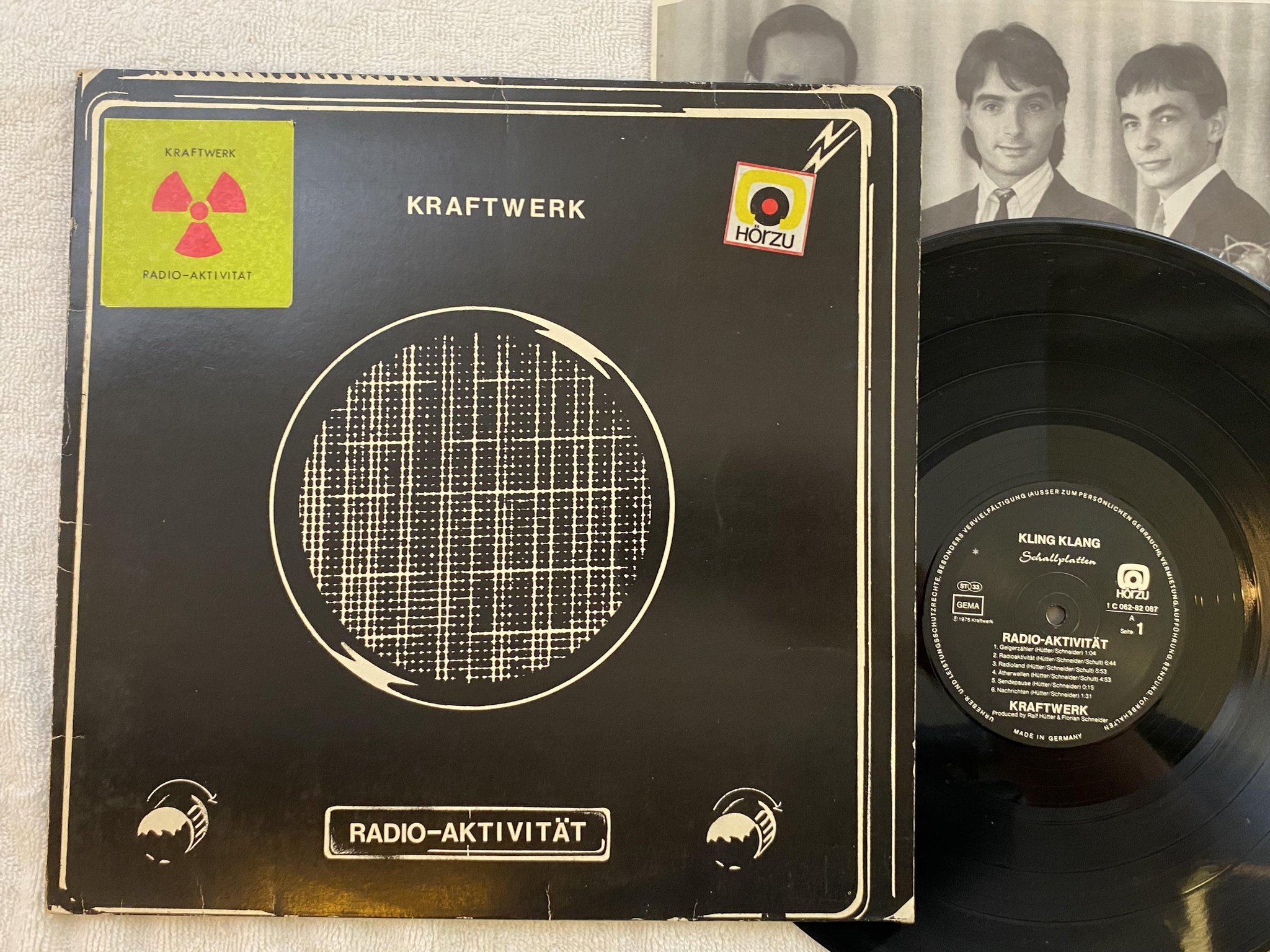 Omslagsbild för skivan KRAFTWERK radio-aktivität LP Ger HÖRZU 1C 062-82087