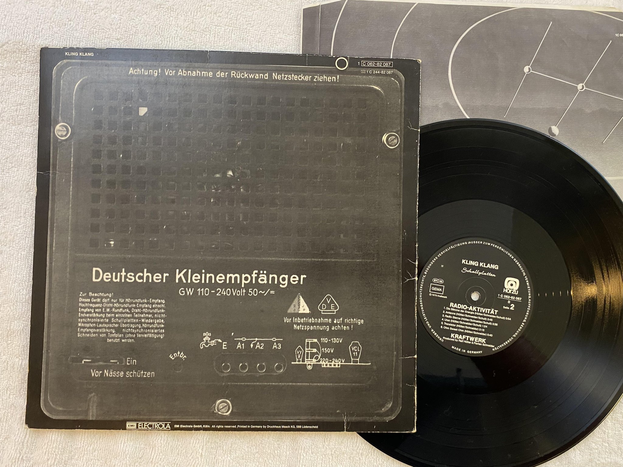 Omslagsbild för skivan KRAFTWERK radio-aktivität LP Ger HÖRZU 1C 062-82087
