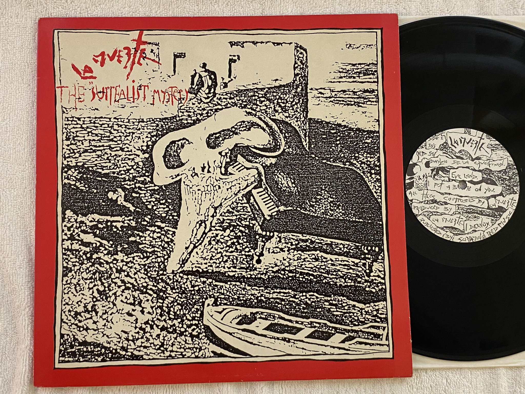 Omslagsbild för skivan LA MUERTE The Surrealist Mystery 12"EP -84 UK RED RHINO RED-51