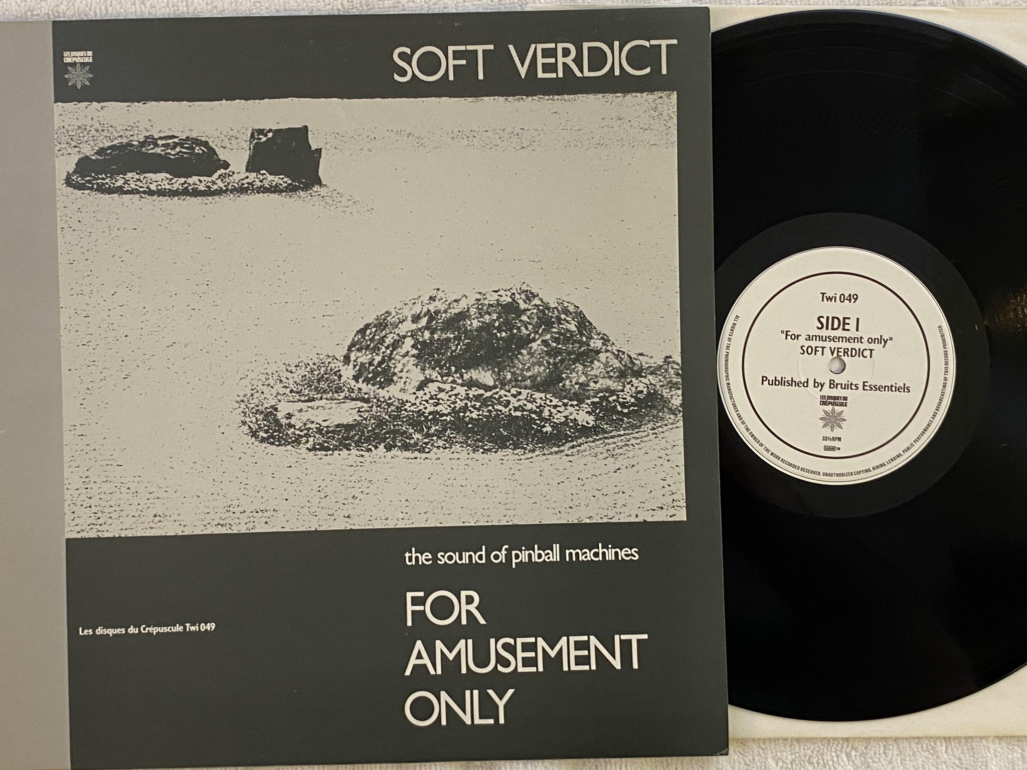 Omslagsbild för skivan SOFT VERDICT For Amusement Only LP -84 Les Disques Du Crépuscule – TWI 049
