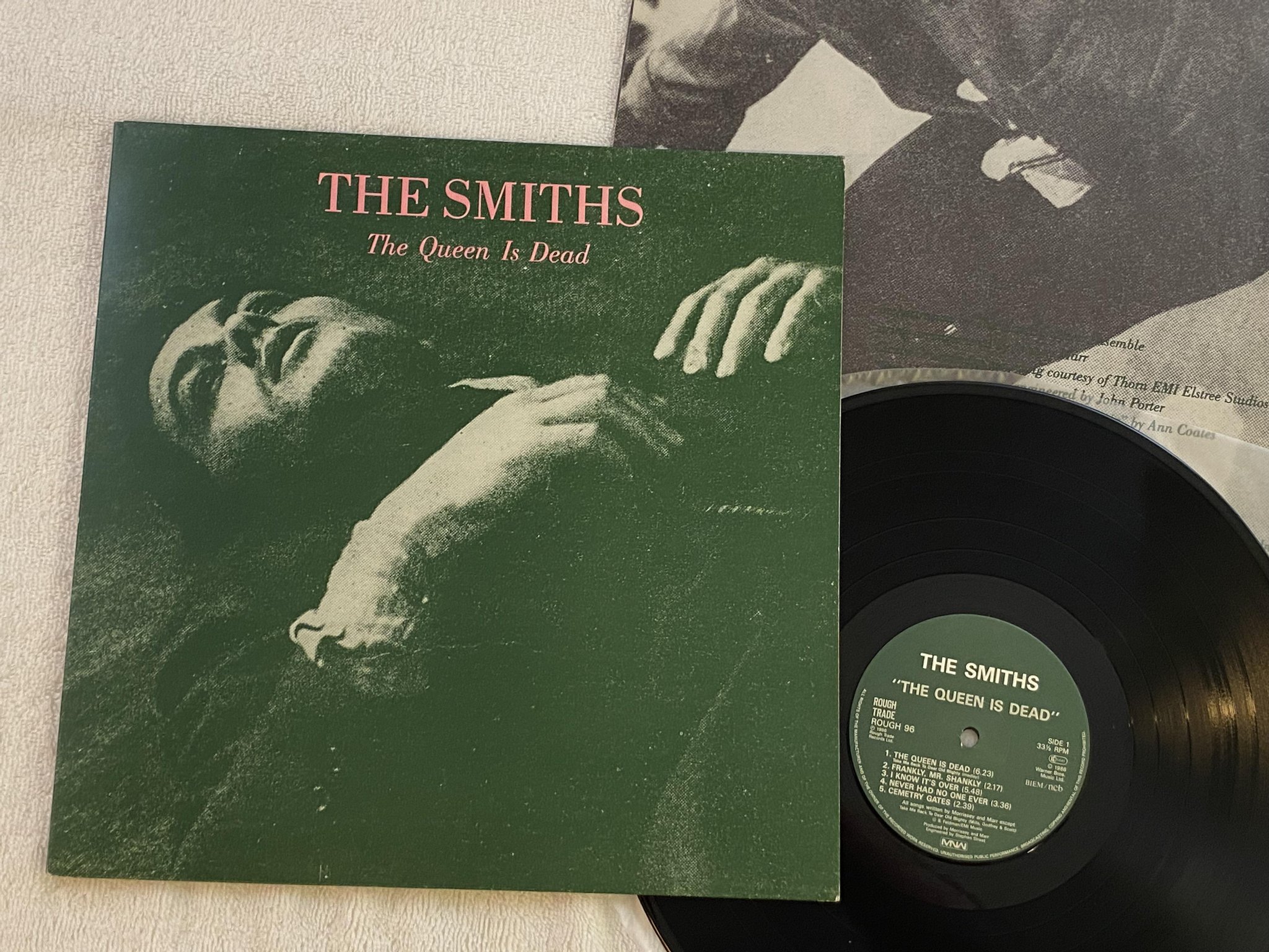 Omslagsbild för skivan THE SMITHS the queen is dead LP -86 ncb ROUGH TRADE/MNW rough 96